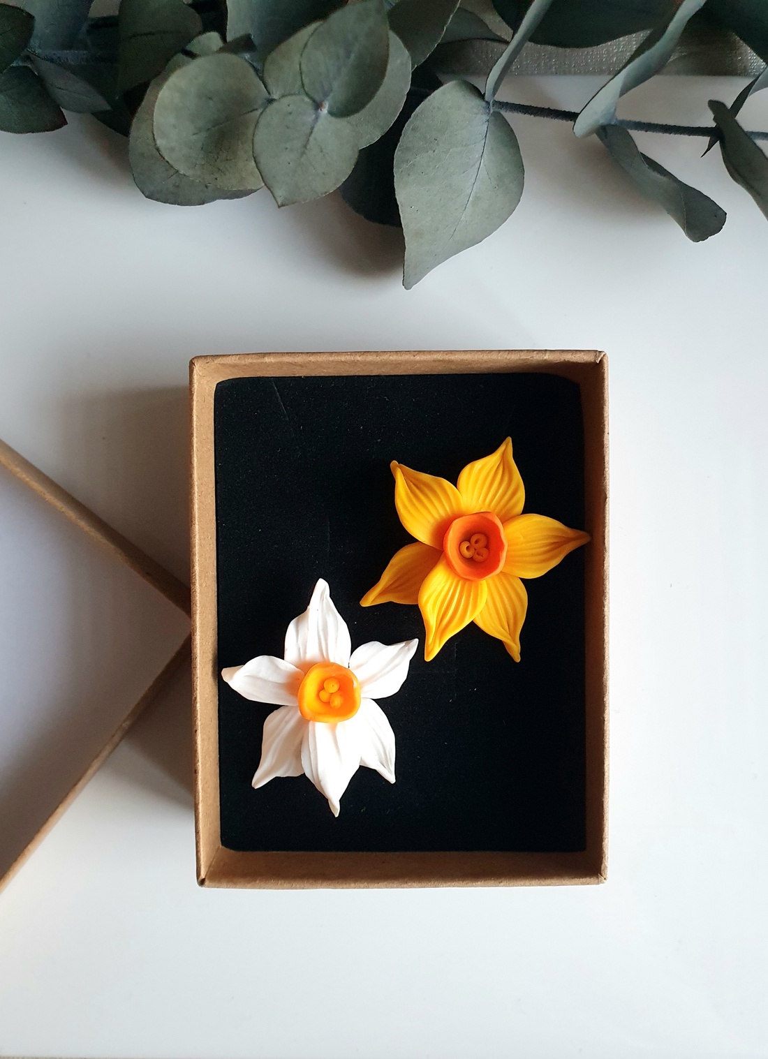 Broșă mărțișor narcise - bijuterii - broșe - Artynos.ro