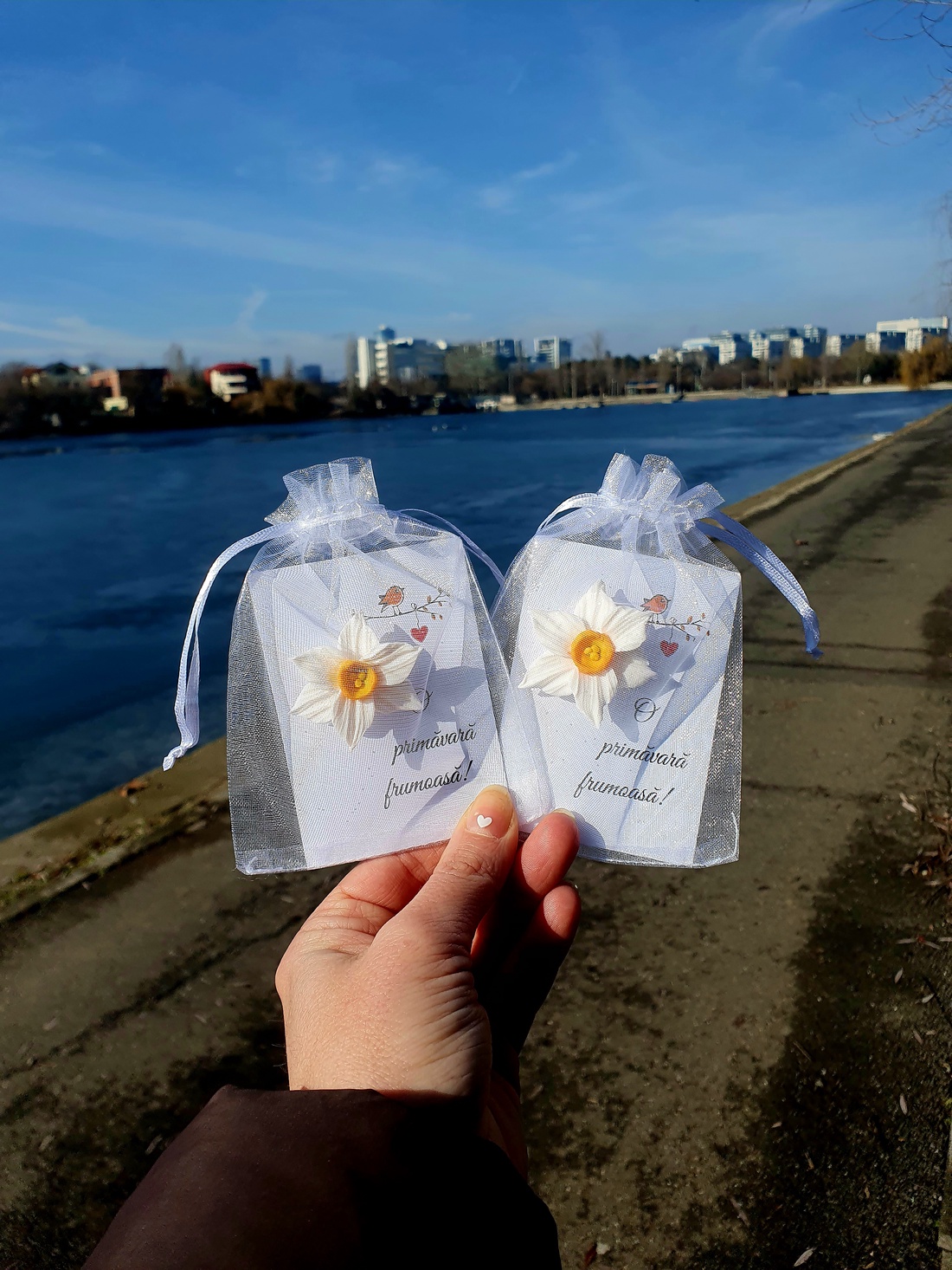 Broșă mărțișor narcise - bijuterii - broșe - Artynos.ro