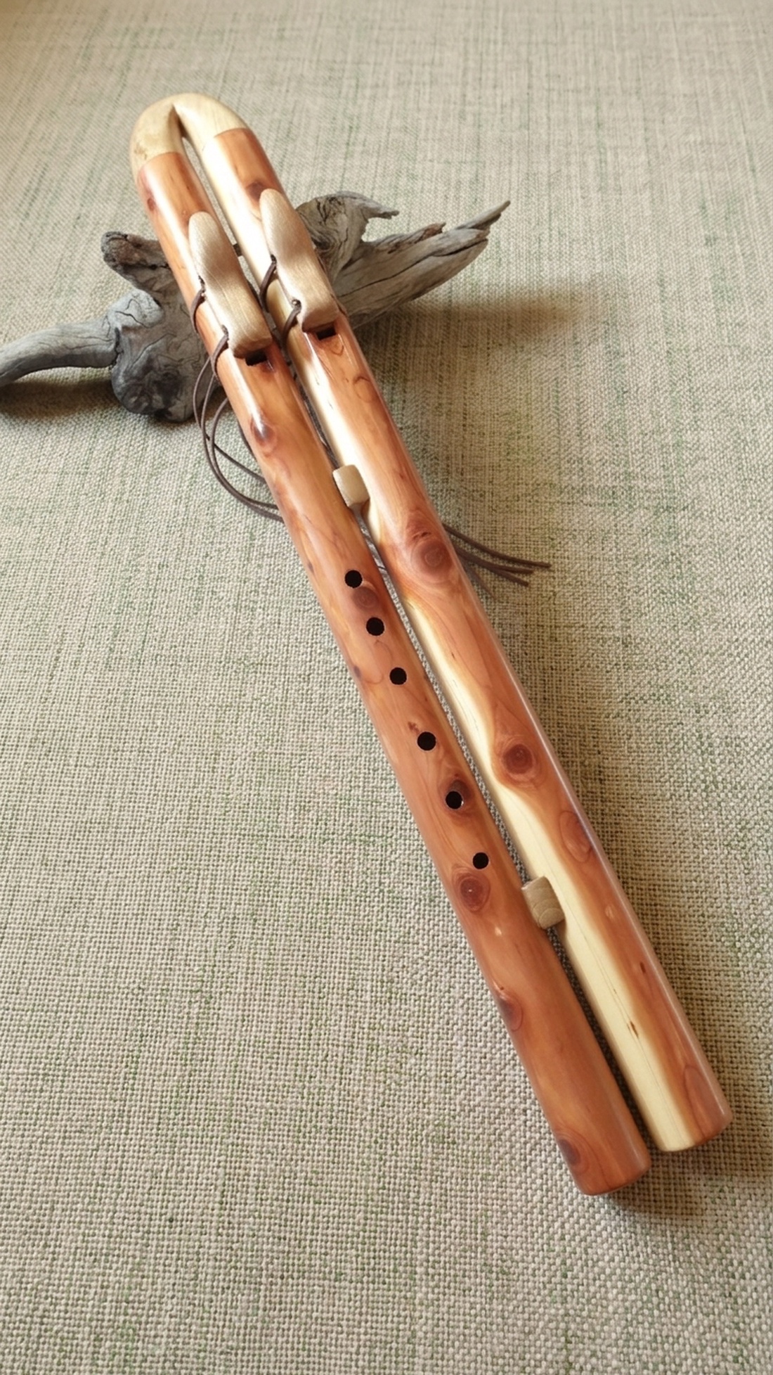 Fluier dublu amerindian F minor - cărți și creații cu tematică muzicală, cadouri - instrumente artizanale și muzicale - Artynos.ro