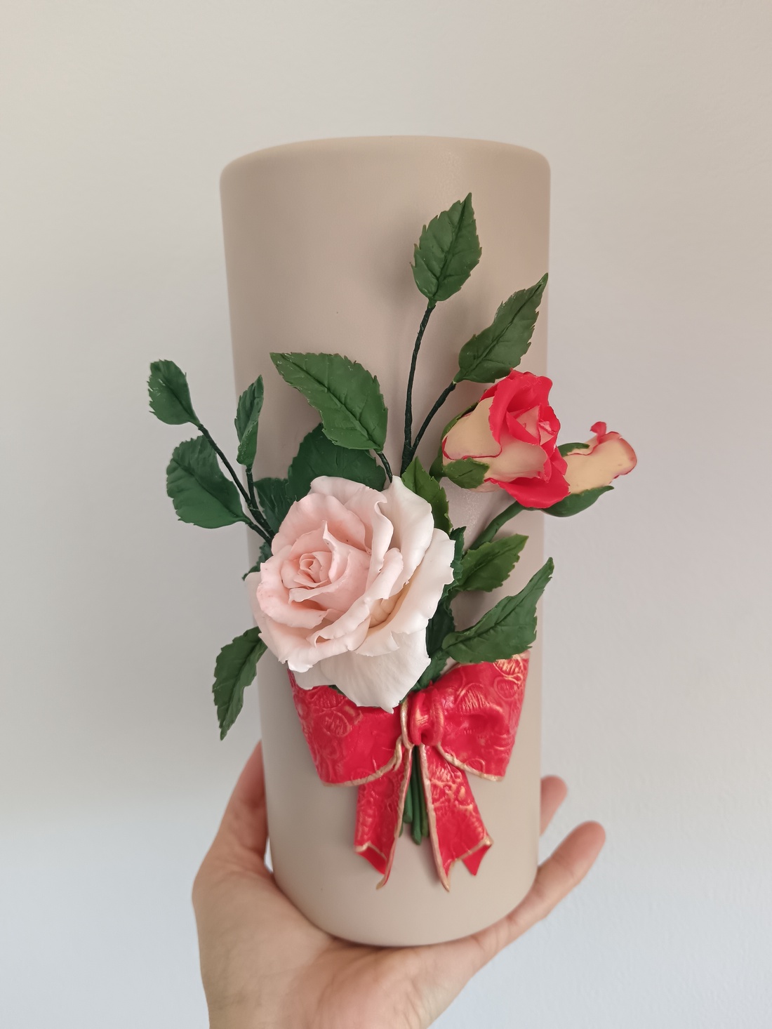 Vază cu trandafiri - casă & stil de viață - accesorii pentru decorat casa - decorațiuni de masă și decorațiuni pentru rafturi - decorațiuni de masă - Artynos.ro Vază cu trandafiri - casă & stil de viață - accesorii pentru decorat casa - decorațiuni de masă și decorațiuni pentru rafturi - decorațiuni de masă - Artynos.ro