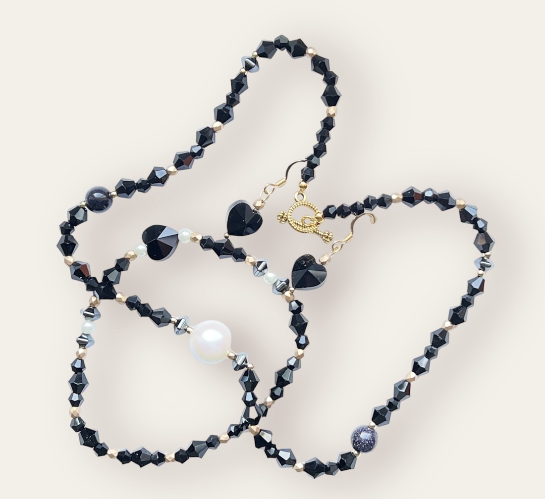 Set (colier, brățară, cercei) din cristale si pietre semiprețioase Cristal negru - bijuterii - seturi de bijuterii - Artynos.ro Set (colier, brățară, cercei) din cristale si pietre semiprețioase Cristal negru - bijuterii - seturi de bijuterii - Artynos.ro
