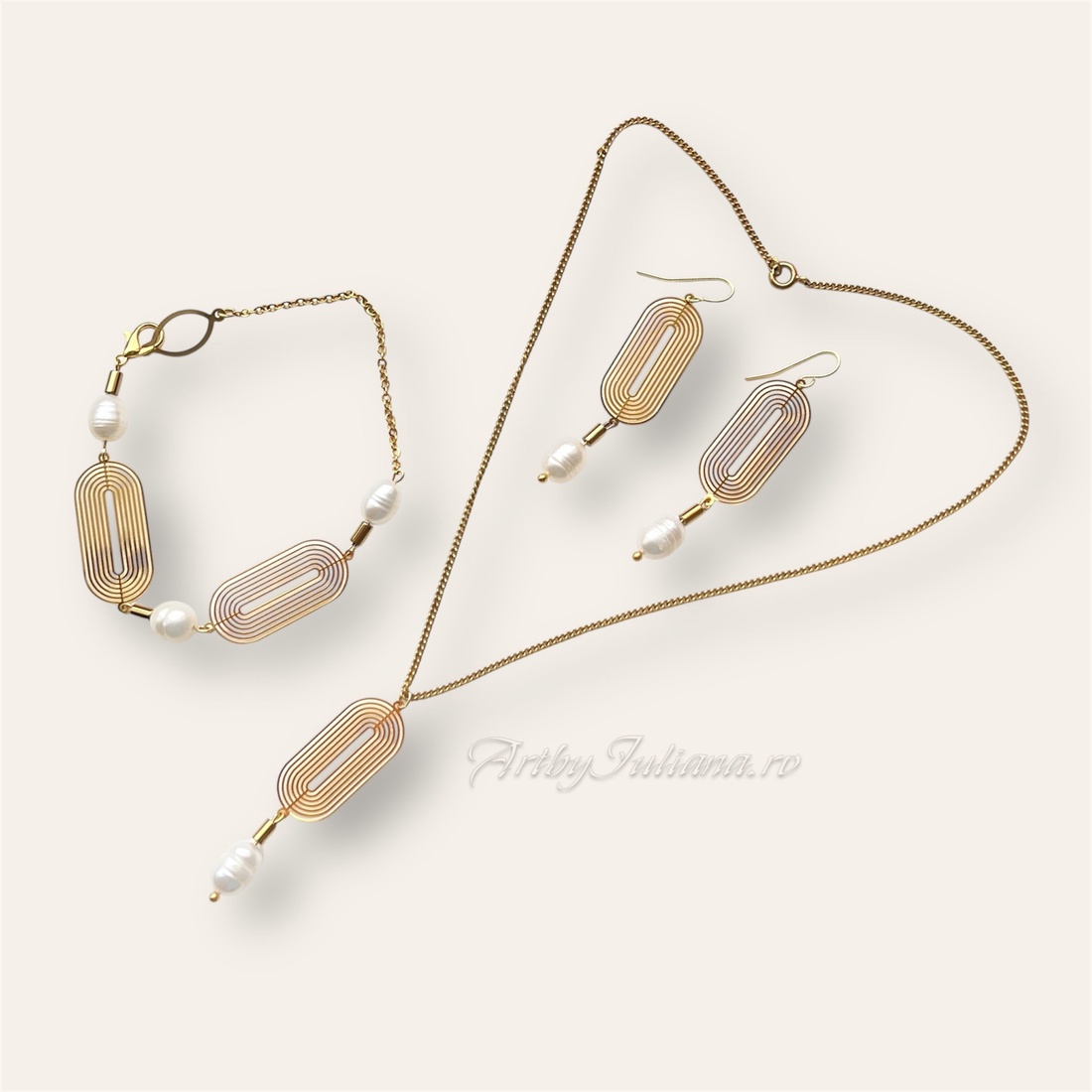 Set colier, brățară și cercei Perle elegante - bijuterii - seturi de bijuterii - Artynos.ro Set colier, brățară și cercei Perle elegante - bijuterii - seturi de bijuterii - Artynos.ro