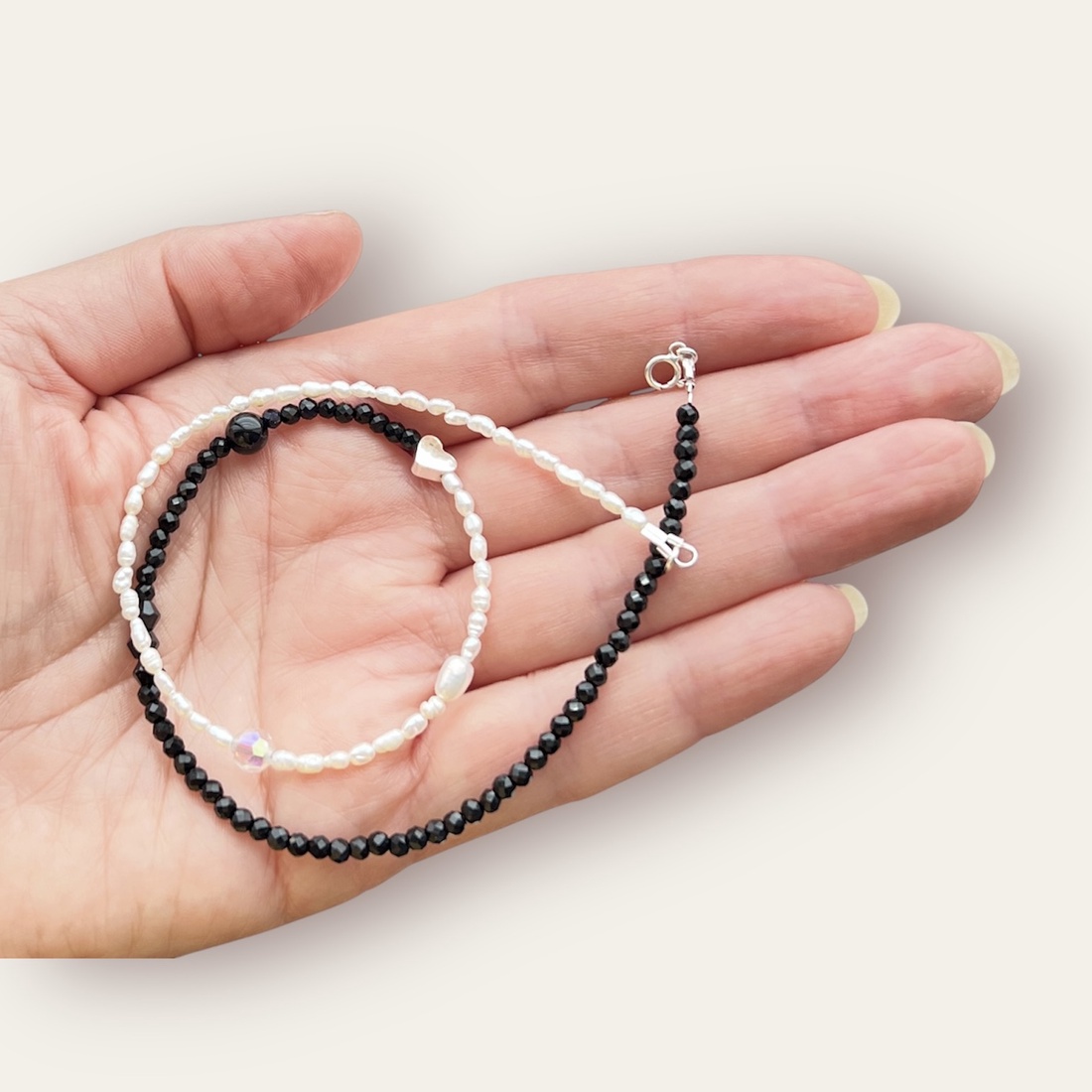 Colier handmade cu perle, pietre semipretioase si argint Jumătatea mea - bijuterii - coliere - coliere cu mărgele - Artynos.ro Colier handmade cu perle, pietre semipretioase si argint Jumătatea mea - bijuterii - coliere - coliere cu mărgele - Artynos.ro