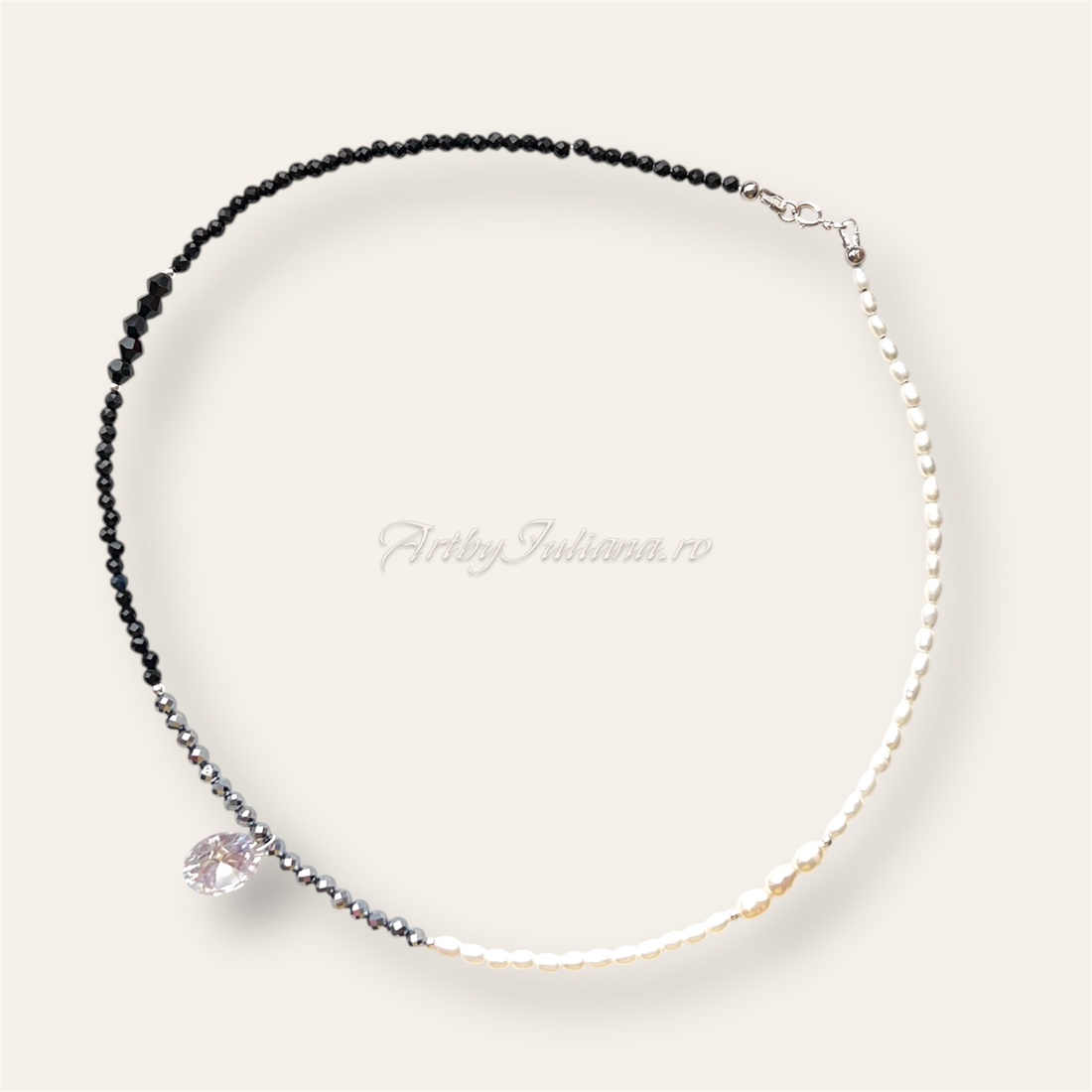 Colier handmade cu perle, pietre semipretioase si argint Între alb și negru - bijuterii - coliere - coliere cu mărgele - Artynos.ro Colier handmade cu perle, pietre semipretioase si argint Între alb și negru - bijuterii - coliere - coliere cu mărgele - Artynos.ro