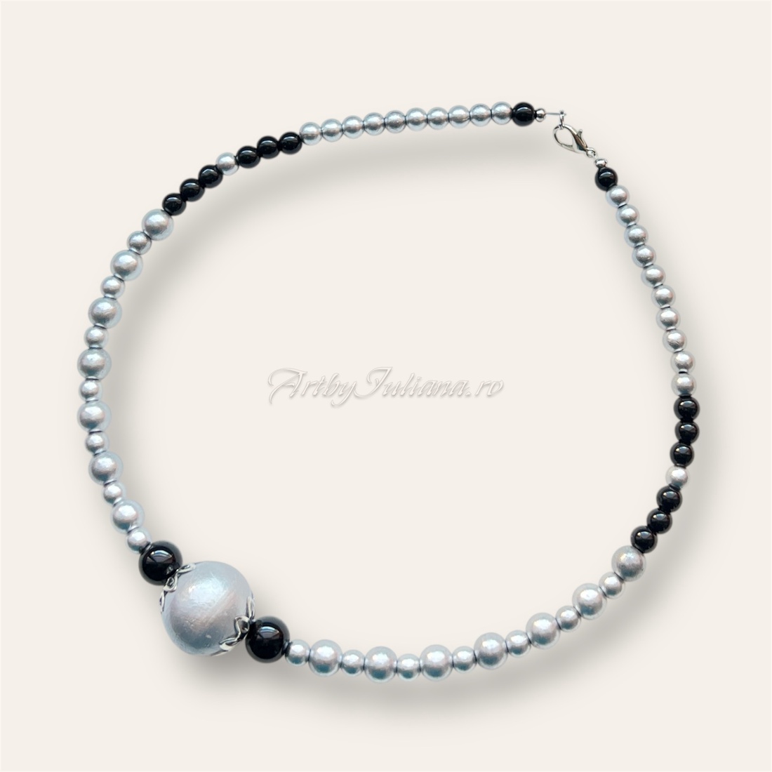 Colier bile argintii si negre Lemn argintiu - bijuterii - coliere - coliere din mărgele - Artynos.ro Colier bile argintii si negre Lemn argintiu - bijuterii - coliere - coliere din mărgele - Artynos.ro