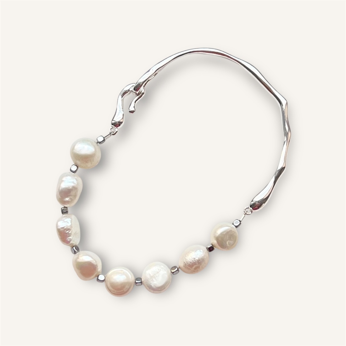Brățară cu perle de cultură și parte fixă din metal argintiu - bijuterii - brățări - brățări din perle - Artynos.ro