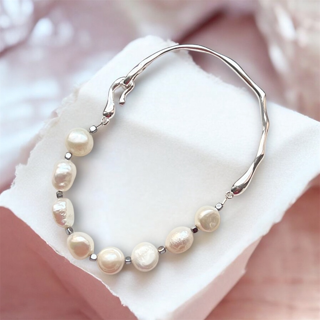 Brățară cu perle de cultură și parte fixă din metal argintiu - bijuterii - brățări - brățări din perle - Artynos.ro