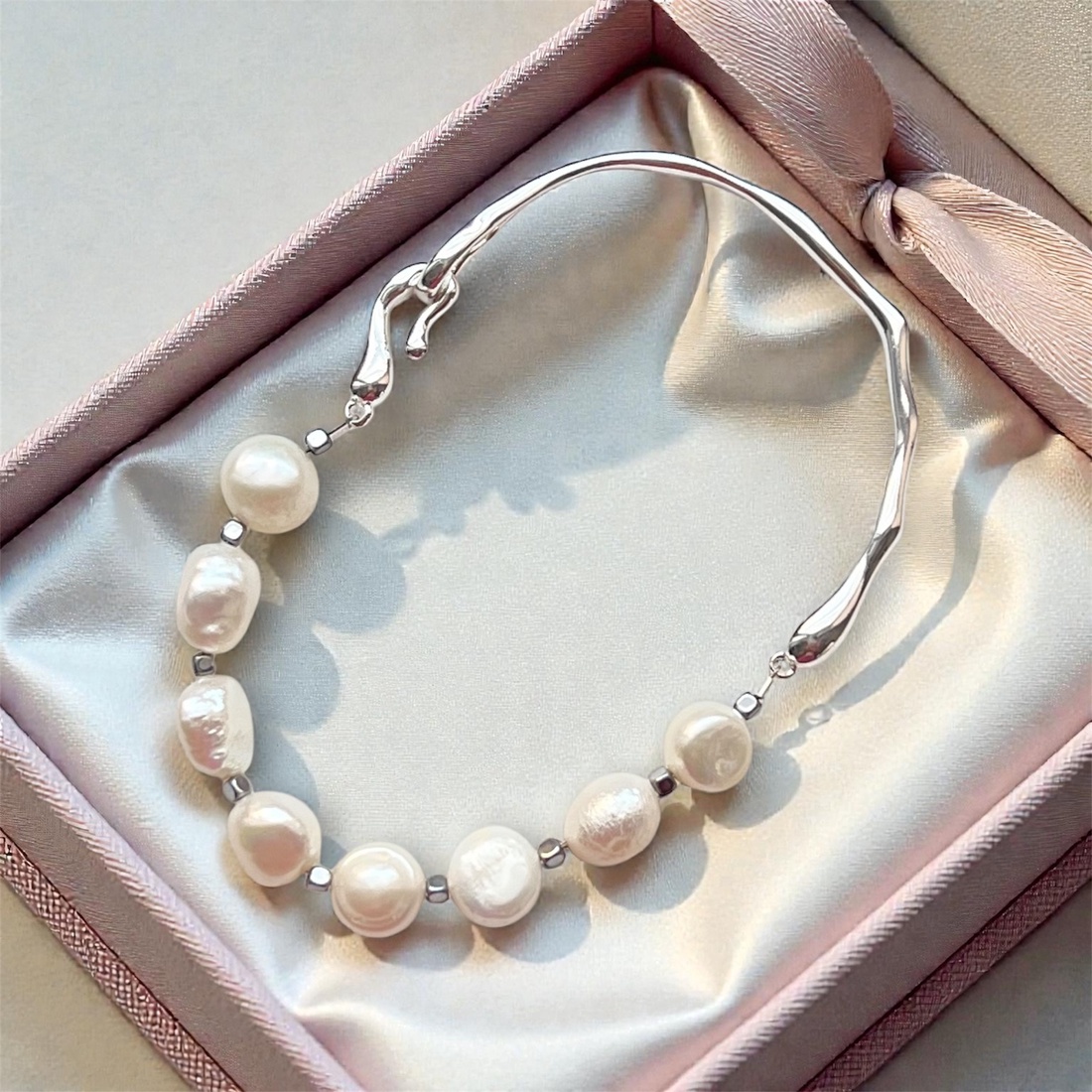 Brățară cu perle de cultură și parte fixă din metal argintiu - bijuterii - brățări - brățări din perle - Artynos.ro