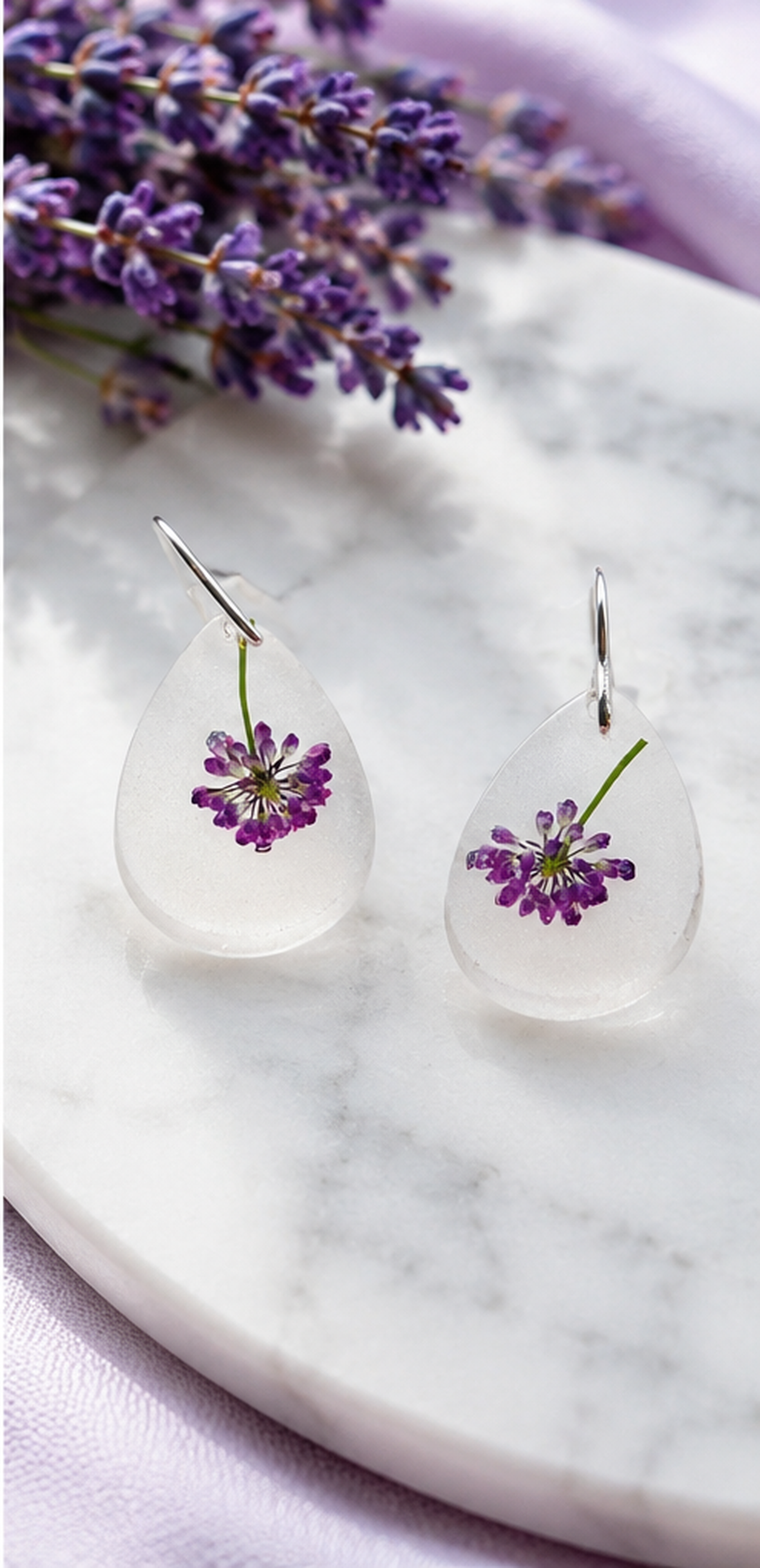 Cercei lacrimă cu flori violet - bijuterii - cercei - cercei din rășină - Artynos.ro
