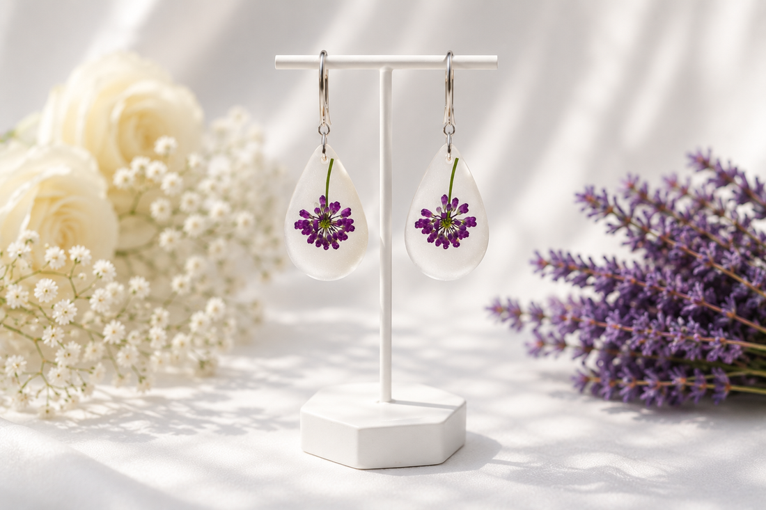 Cercei lacrimă cu flori violet - bijuterii - cercei - cercei din rășină - Artynos.ro