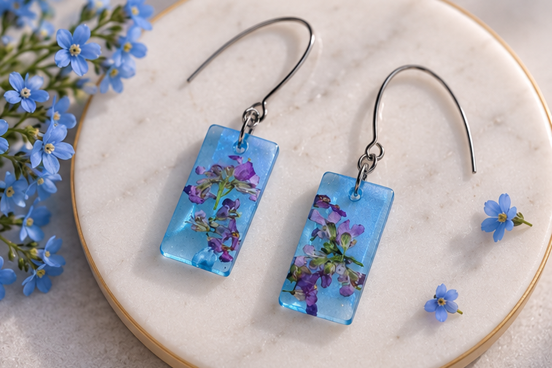 Cercei albaștri cu flori violet - bijuterii - cercei - cercei din rășină - Artynos.ro