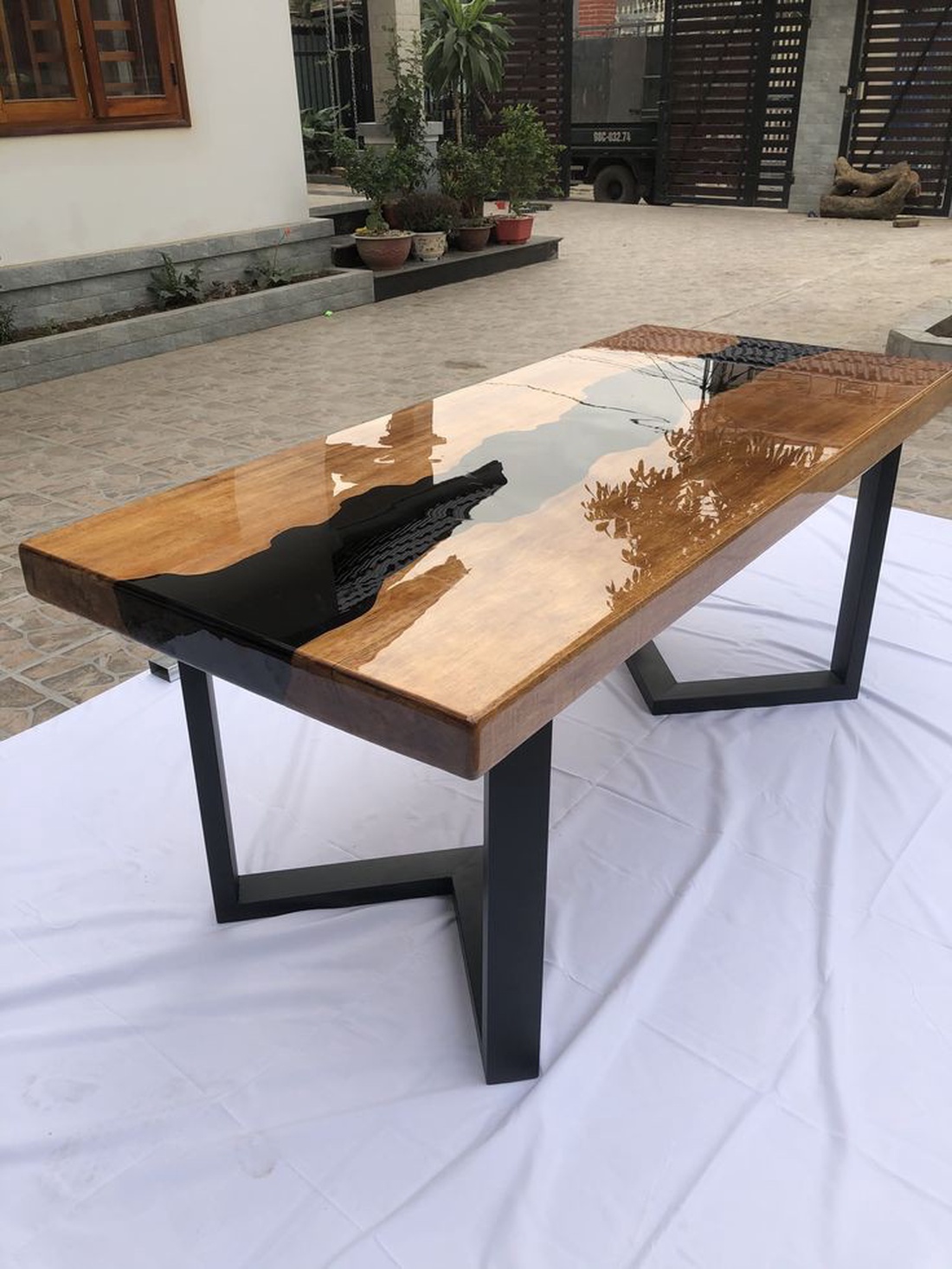 Masă din lemn masiv cu rășină epoxy - casă & stil de viață - mobilier artizanal - mese - Artynos.ro Masă din lemn masiv cu rășină epoxy - casă & stil de viață - mobilier artizanal - mese - Artynos.ro