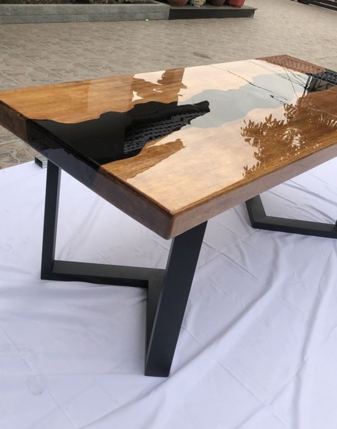 Masă din lemn masiv cu rășină epoxy - casă & stil de viață - mobilier artizanal - mese - Artynos.ro Masă din lemn masiv cu rășină epoxy - casă & stil de viață - mobilier artizanal - mese - Artynos.ro
