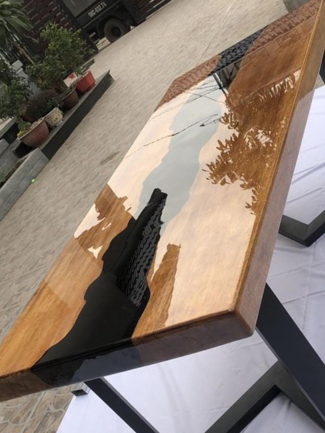 Masă din lemn masiv cu rășină epoxy - casă & stil de viață - mobilier artizanal - mese - Artynos.ro Masă din lemn masiv cu rășină epoxy - casă & stil de viață - mobilier artizanal - mese - Artynos.ro