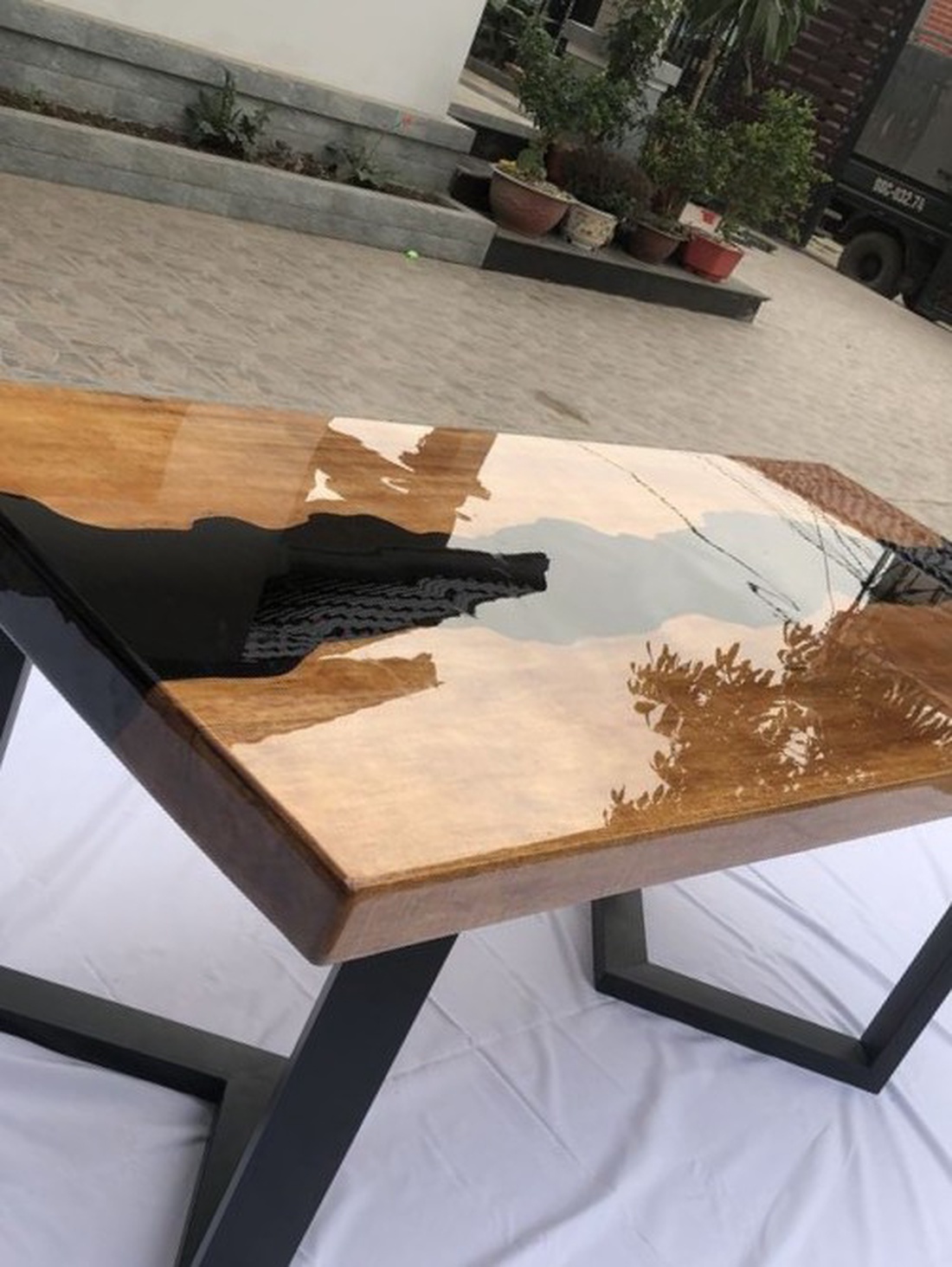 Masă din lemn masiv cu rășină epoxy - casă & stil de viață - mobilier artizanal - mese - Artynos.ro Masă din lemn masiv cu rășină epoxy - casă & stil de viață - mobilier artizanal - mese - Artynos.ro