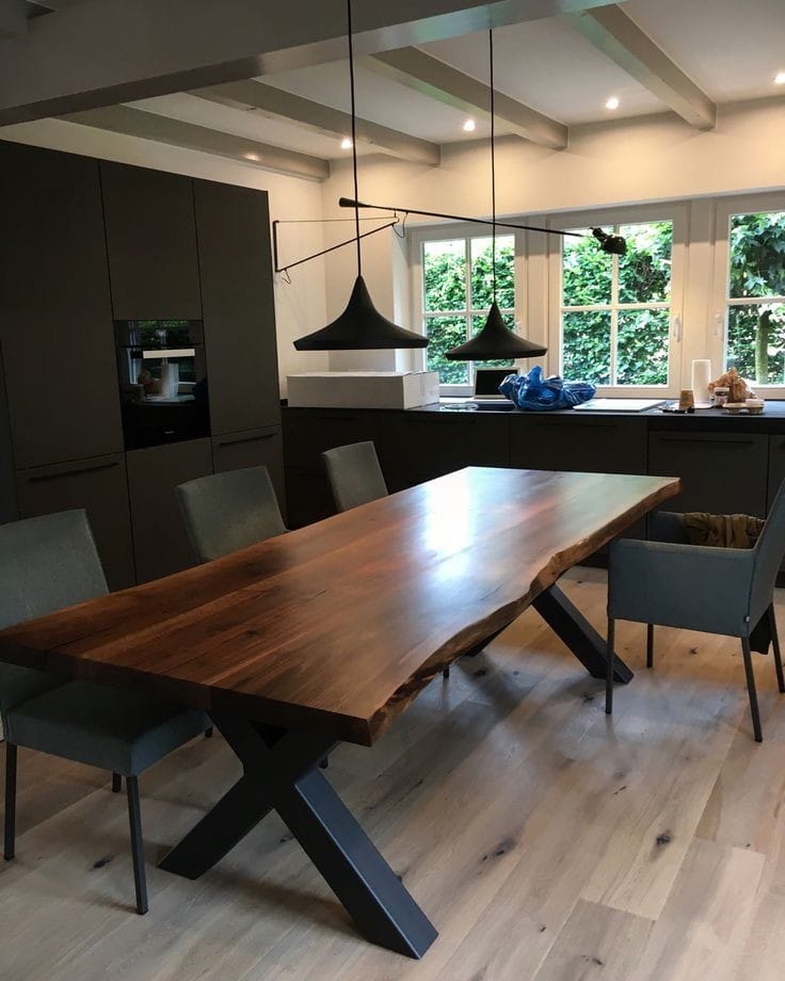 Masă din lemn masiv de nuc - casă & stil de viață - mobilier artizanal - mese - Artynos.ro Masă din lemn masiv de nuc - casă & stil de viață - mobilier artizanal - mese - Artynos.ro