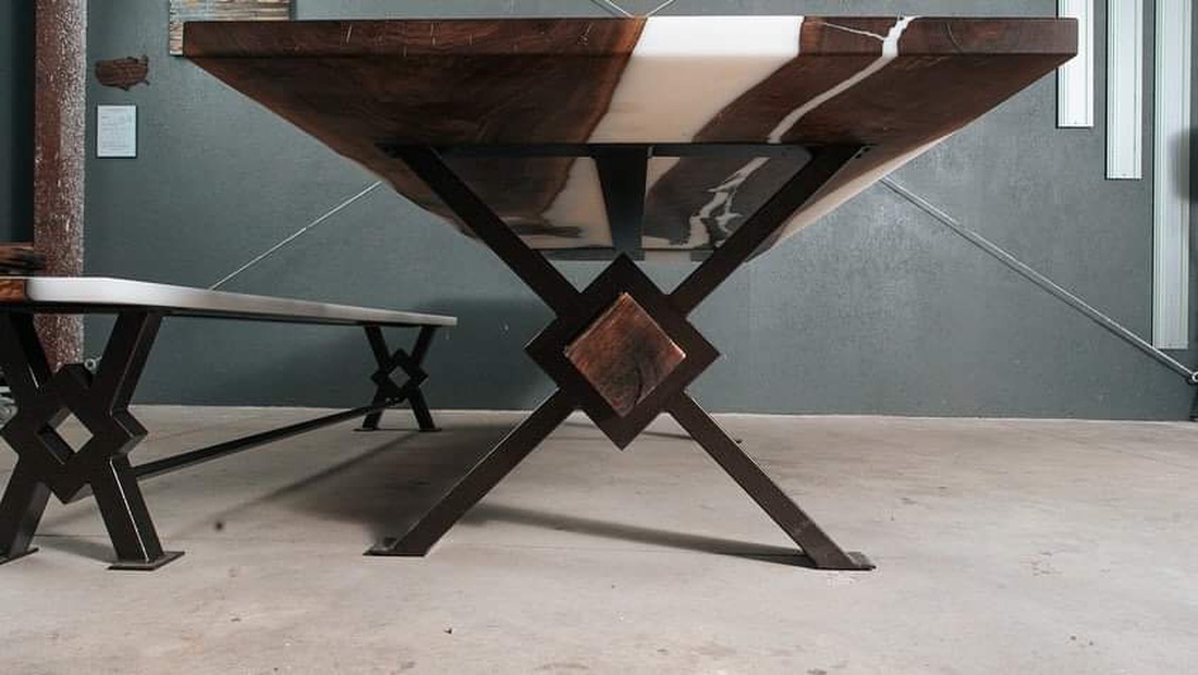 Masă din lemn de nuc cu rășină epoxy - casă & stil de viață - mobilier artizanal - mese - Artynos.ro Masă din lemn de nuc cu rășină epoxy - casă & stil de viață - mobilier artizanal - mese - Artynos.ro