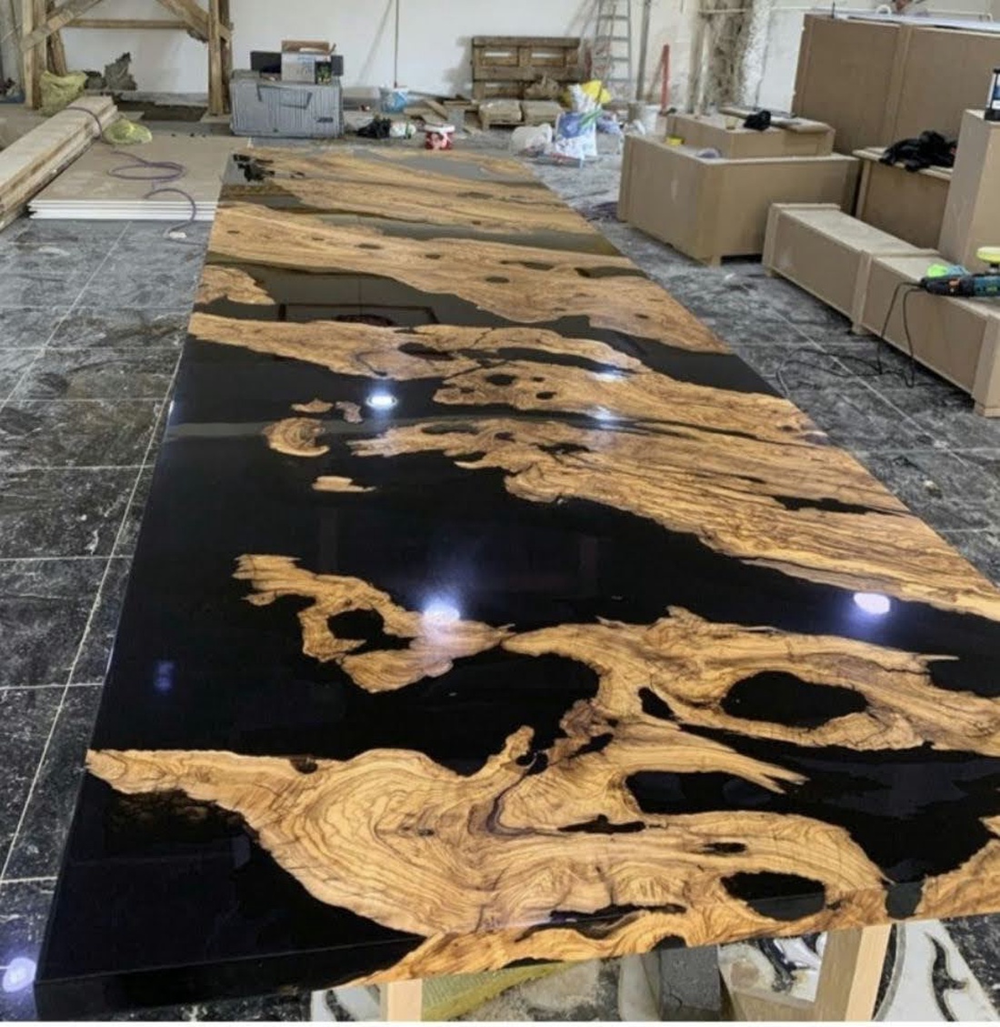 Masă din lemn de măslin cu rășină epoxy  - casă & stil de viață - mobilier artizanal - mese - Artynos.ro