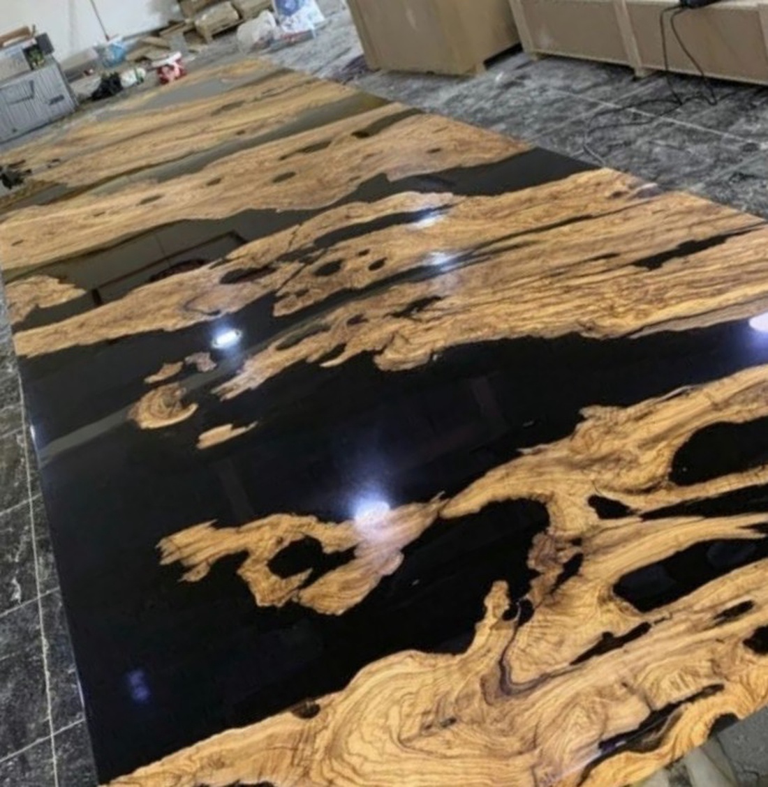 Masă din lemn de măslin cu rășină epoxy  - casă & stil de viață - mobilier artizanal - mese - Artynos.ro