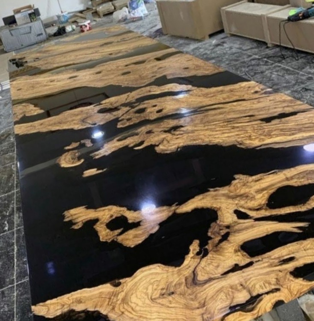 Masă din lemn de măslin cu rășină epoxy  - casă & stil de viață - mobilier artizanal - mese - Artynos.ro