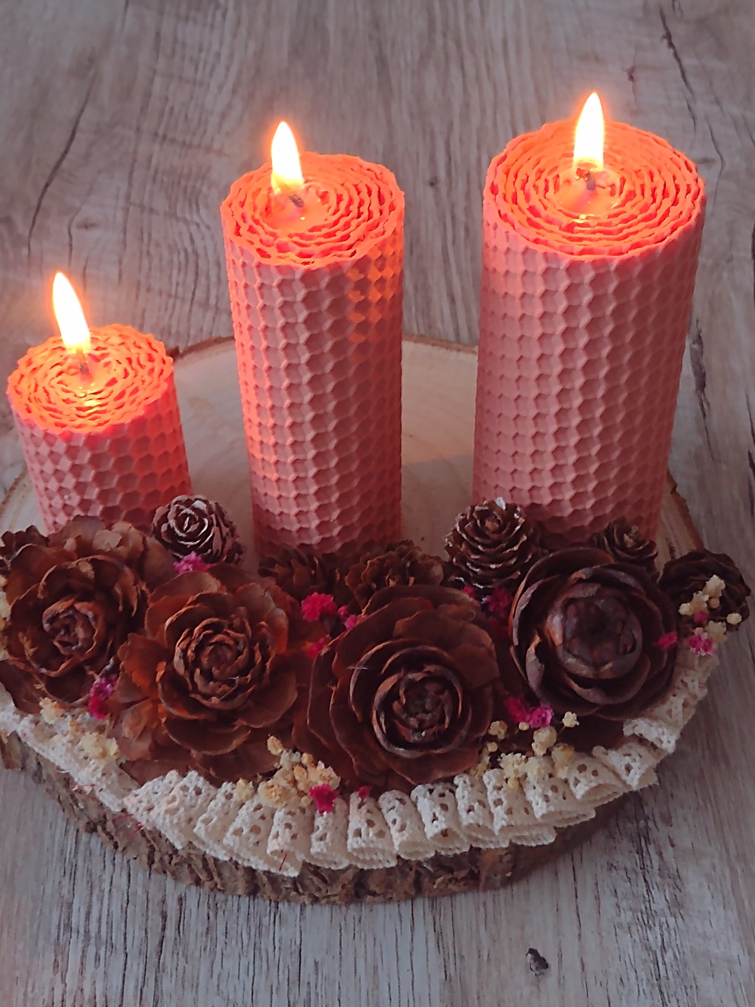 Decorațiune naturală 3 lumânări pe felie de lemn  - crăciun - decorațiuni de advent - decor pentru masa de advent - Artynos.ro