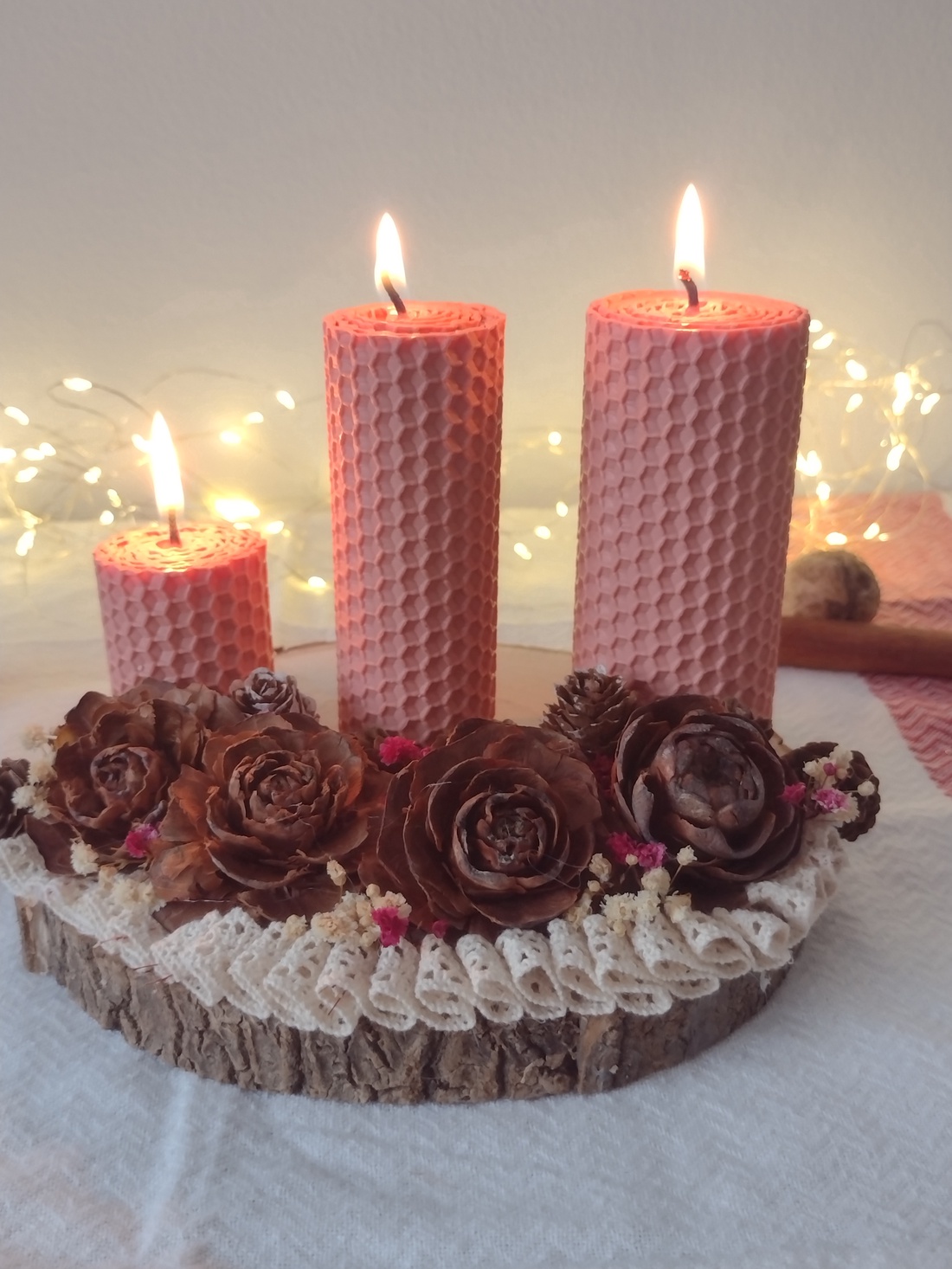 Decorațiune naturală 3 lumânări pe felie de lemn  - crăciun - decorațiuni de advent - decor pentru masa de advent - Artynos.ro