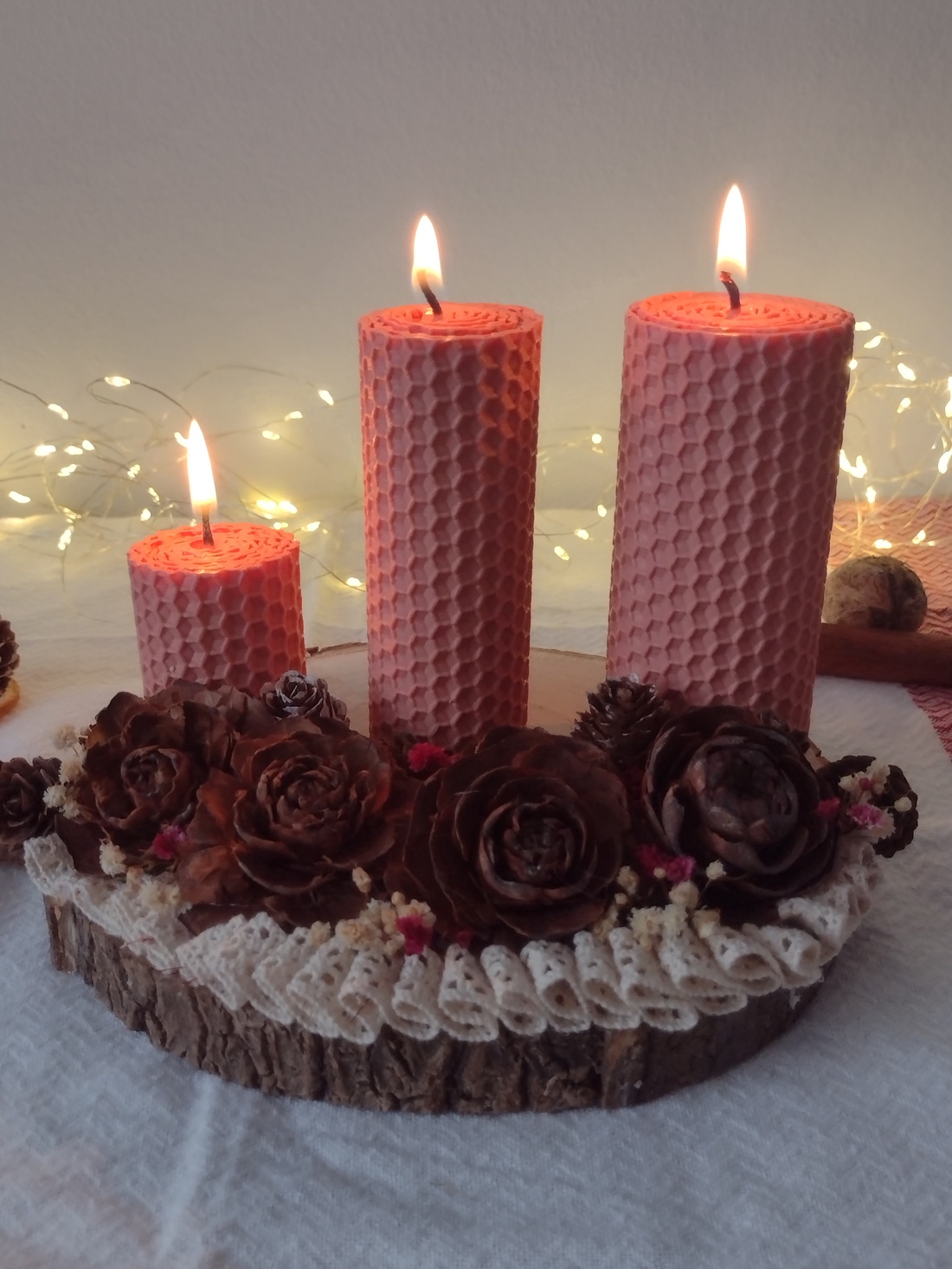Decorațiune naturală 3 lumânări pe felie de lemn  - crăciun - decorațiuni de advent - decor pentru masa de advent - Artynos.ro