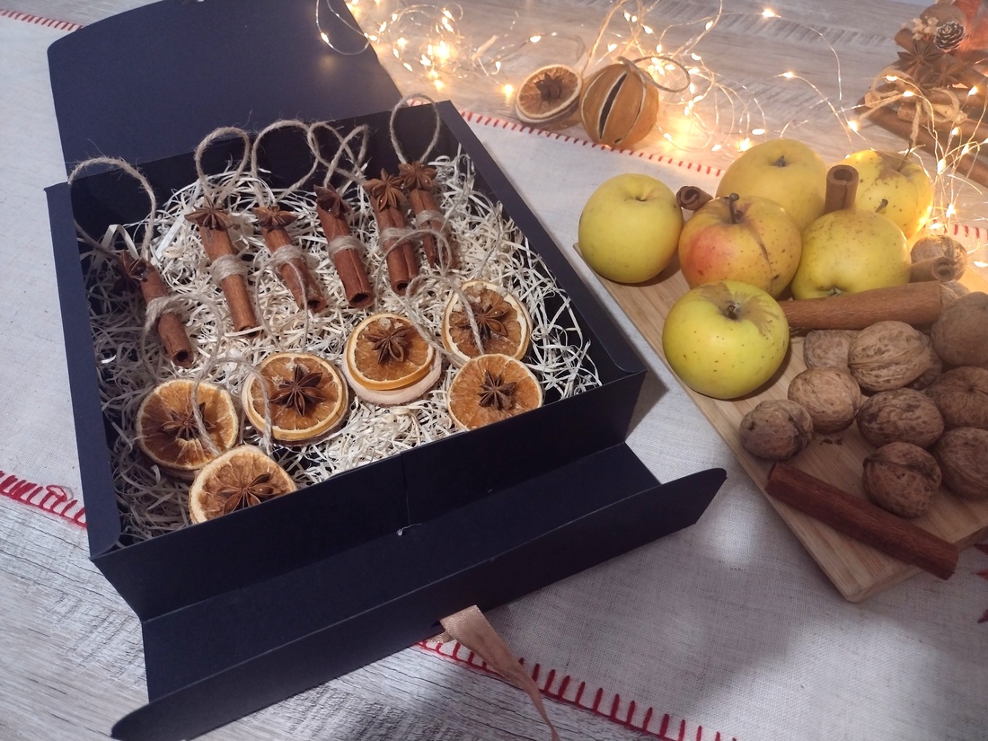 Cutie cu decorațiuni naturale: felii de portocală uscată și batoane de scorțișoară - crăciun - decorațiuni de crăciun de casă - globuri de crăciun - Artynos.ro