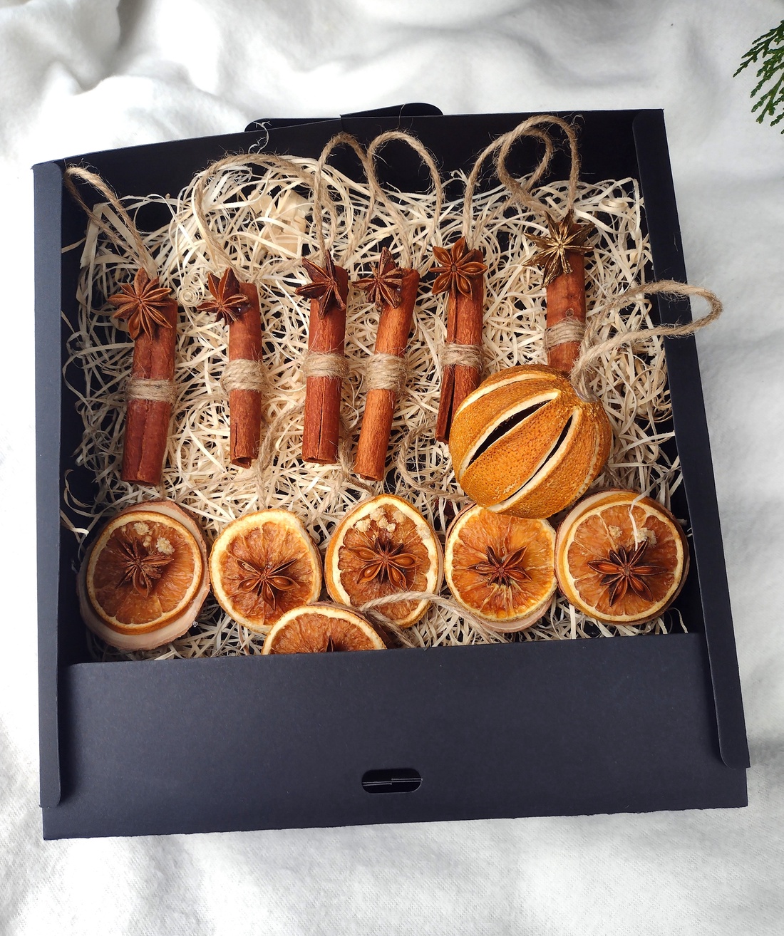 Cutie cu decorațiuni naturale: felii de portocală uscată și batoane de scorțișoară - crăciun - decorațiuni de crăciun de casă - globuri de crăciun - Artynos.ro