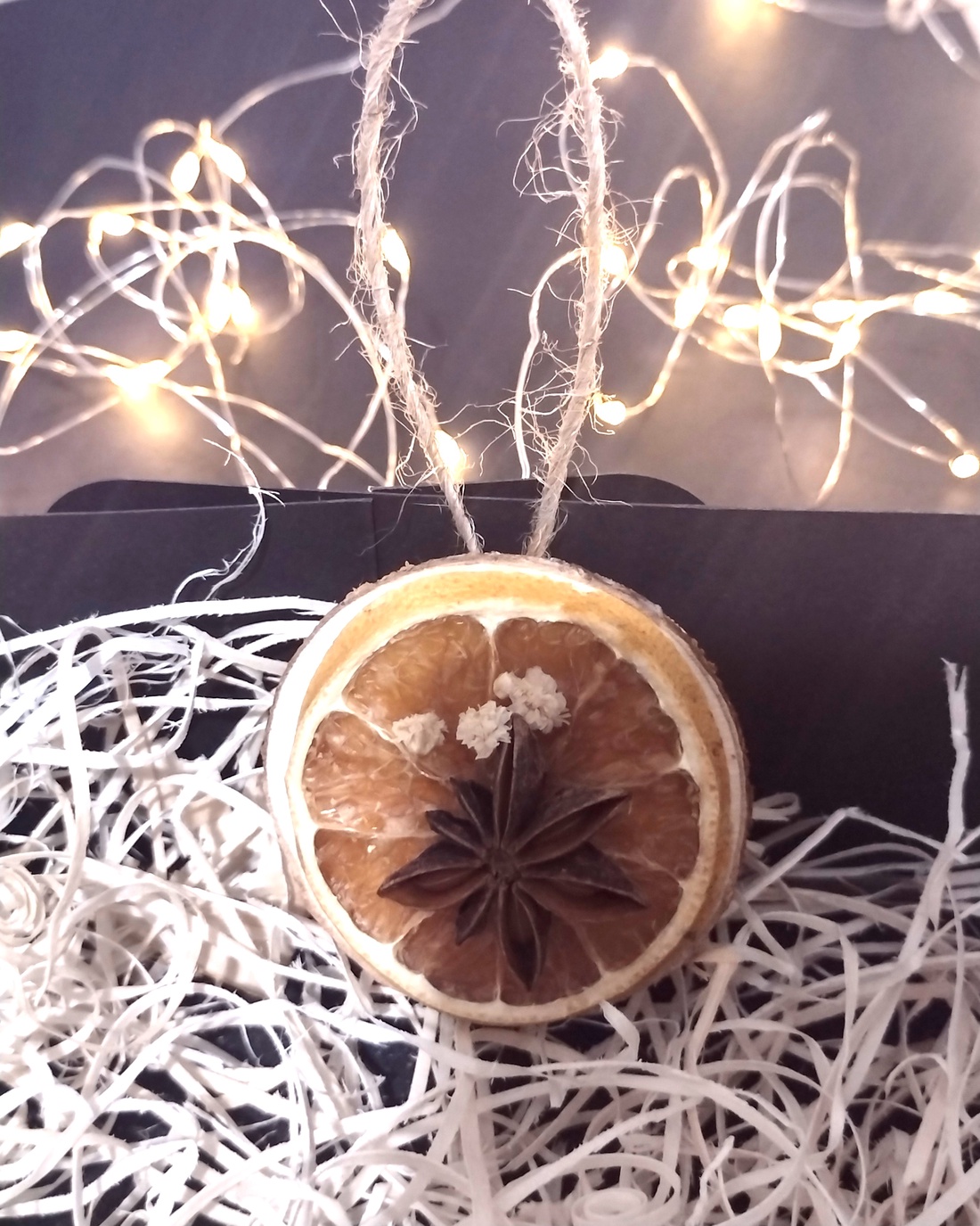 Cutie cu decorațiuni naturale: felii de portocală uscată și batoane de scorțișoară - crăciun - decorațiuni de crăciun de casă - globuri de crăciun - Artynos.ro