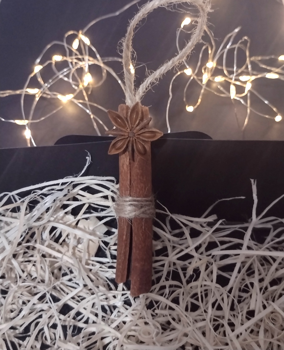 Cutie cu decorațiuni naturale: felii de portocală uscată și batoane de scorțișoară - crăciun - decorațiuni de crăciun de casă - globuri de crăciun - Artynos.ro