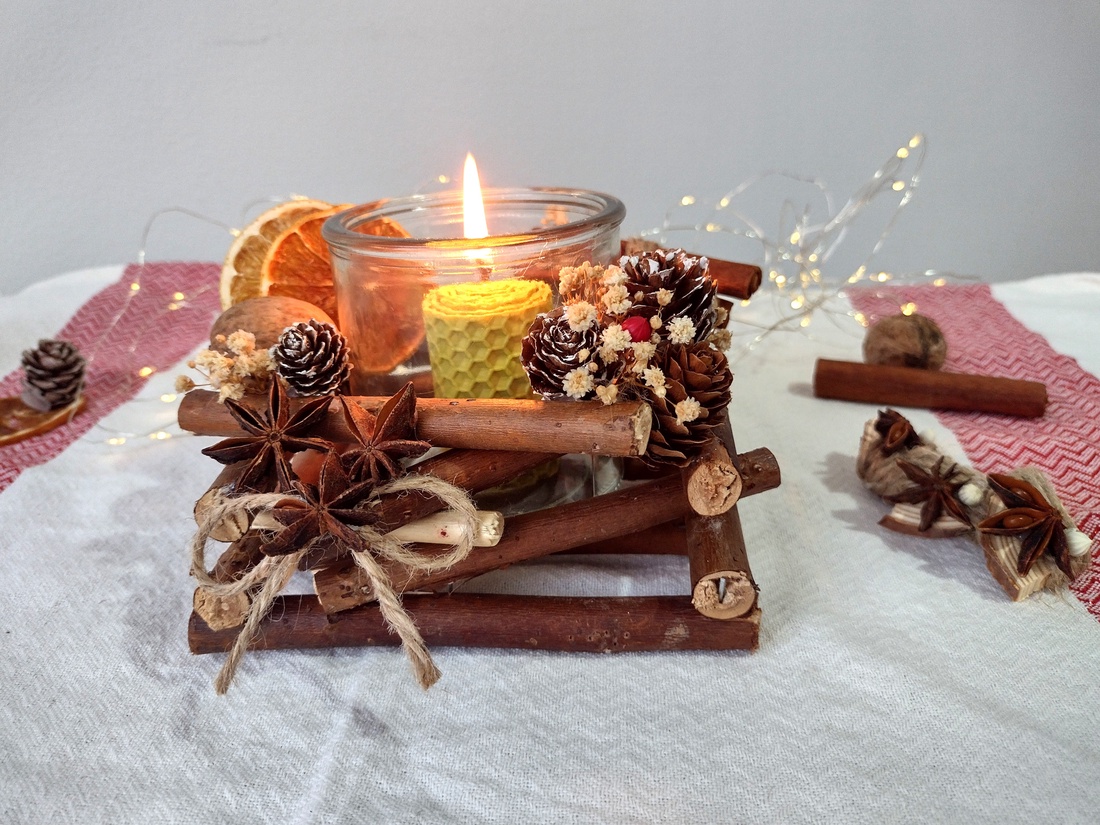 Decorațiune din lemn cu suport pentru lumânare și elemente naturale - crăciun - decorațiuni de advent - decor pentru masa de advent - Artynos.ro