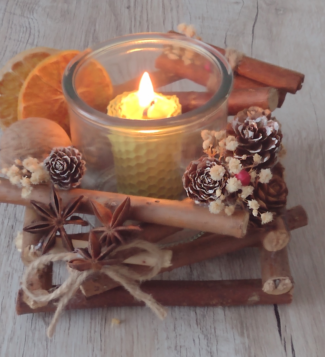 Decorațiune din lemn cu suport pentru lumânare și elemente naturale - crăciun - decorațiuni de advent - decor pentru masa de advent - Artynos.ro