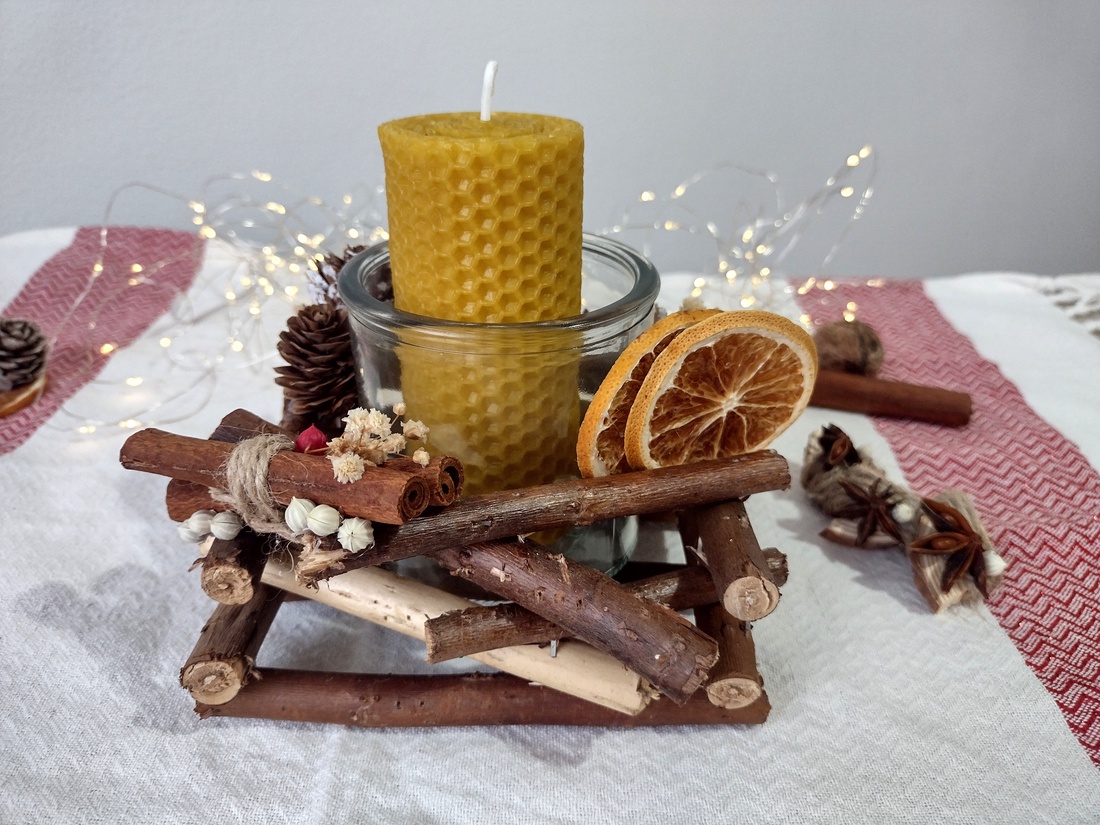 Decorațiune din lemn cu suport pentru lumânare și elemente naturale - crăciun - decorațiuni de advent - decor pentru masa de advent - Artynos.ro