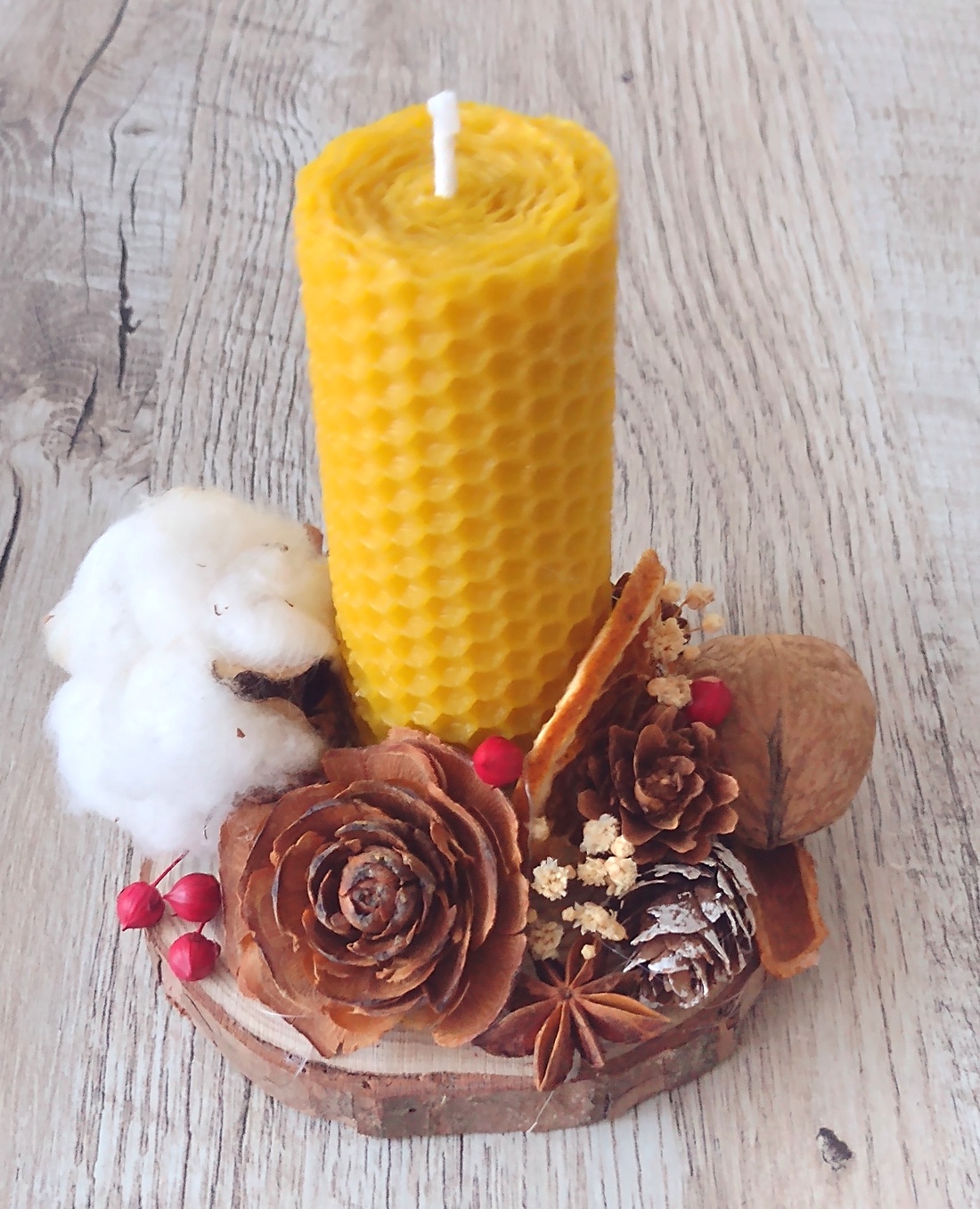 Decorațiune lumânare din ceară naturală și elemente naturale - crăciun - decorațiuni de crăciun de casă - lumânări parfumate de crăciun - Artynos.ro