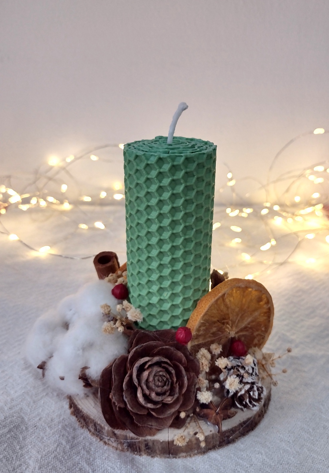 Decorațiune lumânare din ceară naturală și elemente naturale - crăciun - decorațiuni de crăciun de casă - decor pentru masă de crăciun - Artynos.ro