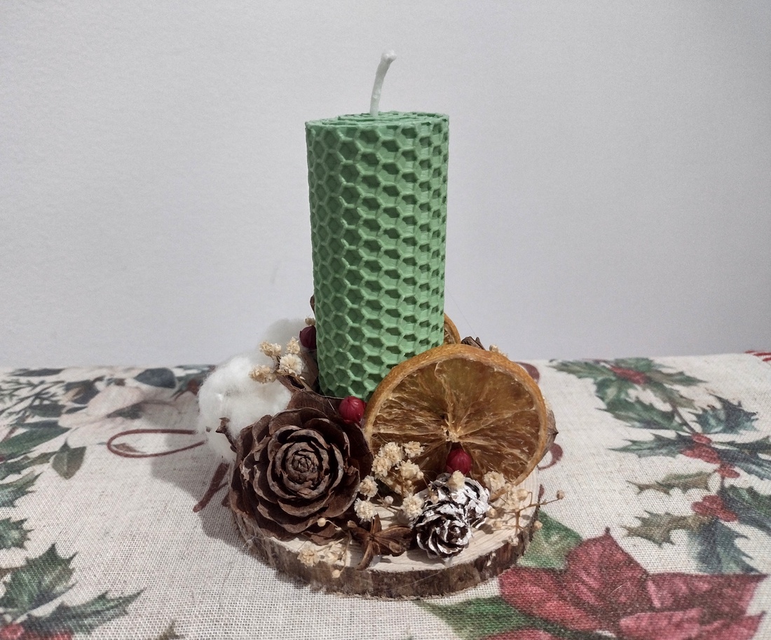 Decorațiune lumânare din ceară naturală și elemente naturale - crăciun - decorațiuni de crăciun de casă - decor pentru masă de crăciun - Artynos.ro