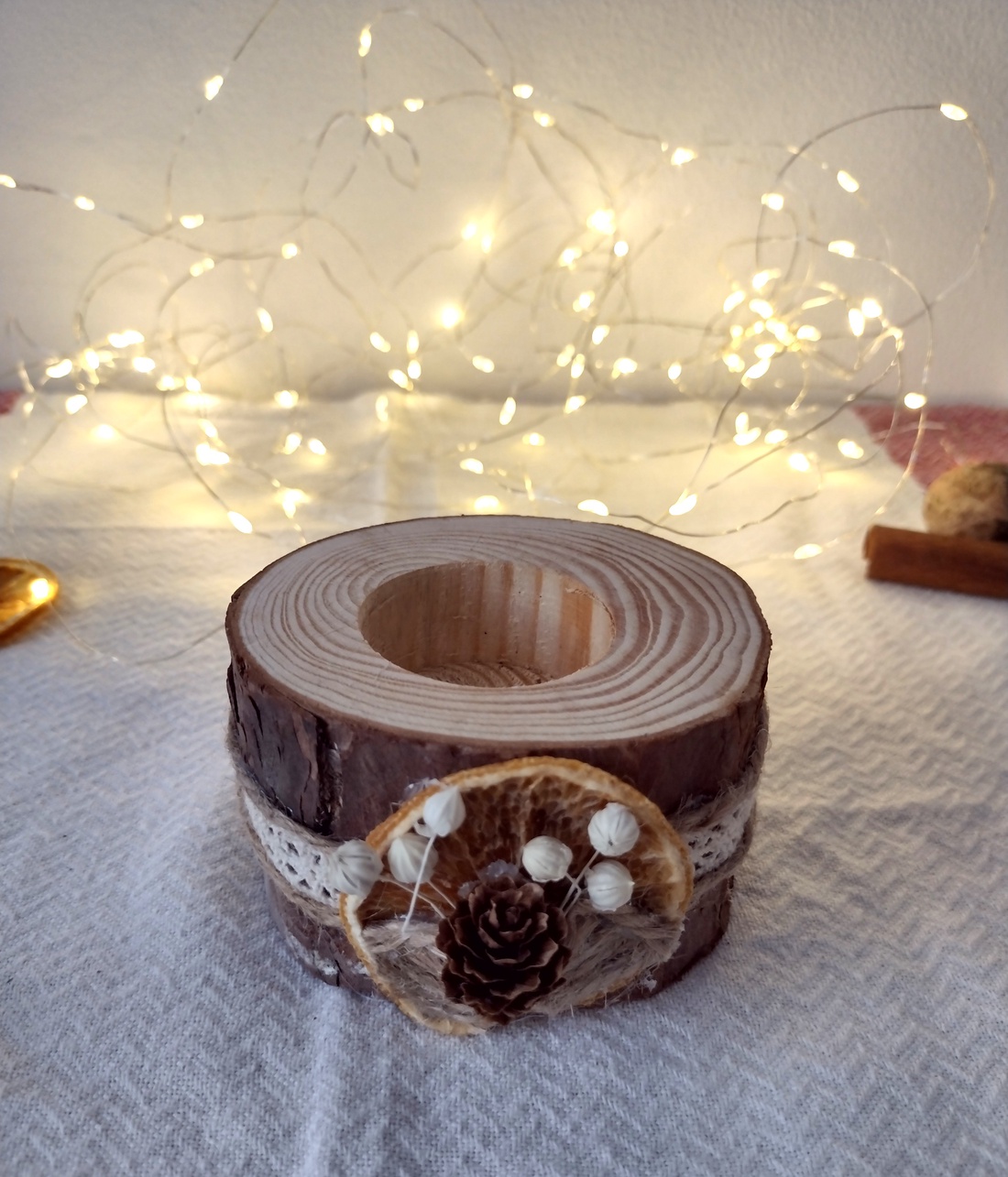 Decorațiune din lemn cu suport pentru lumânare și elemente naturale - casă & stil de viață - lumânări, parfumuri, arome - suport lumânări - Artynos.ro