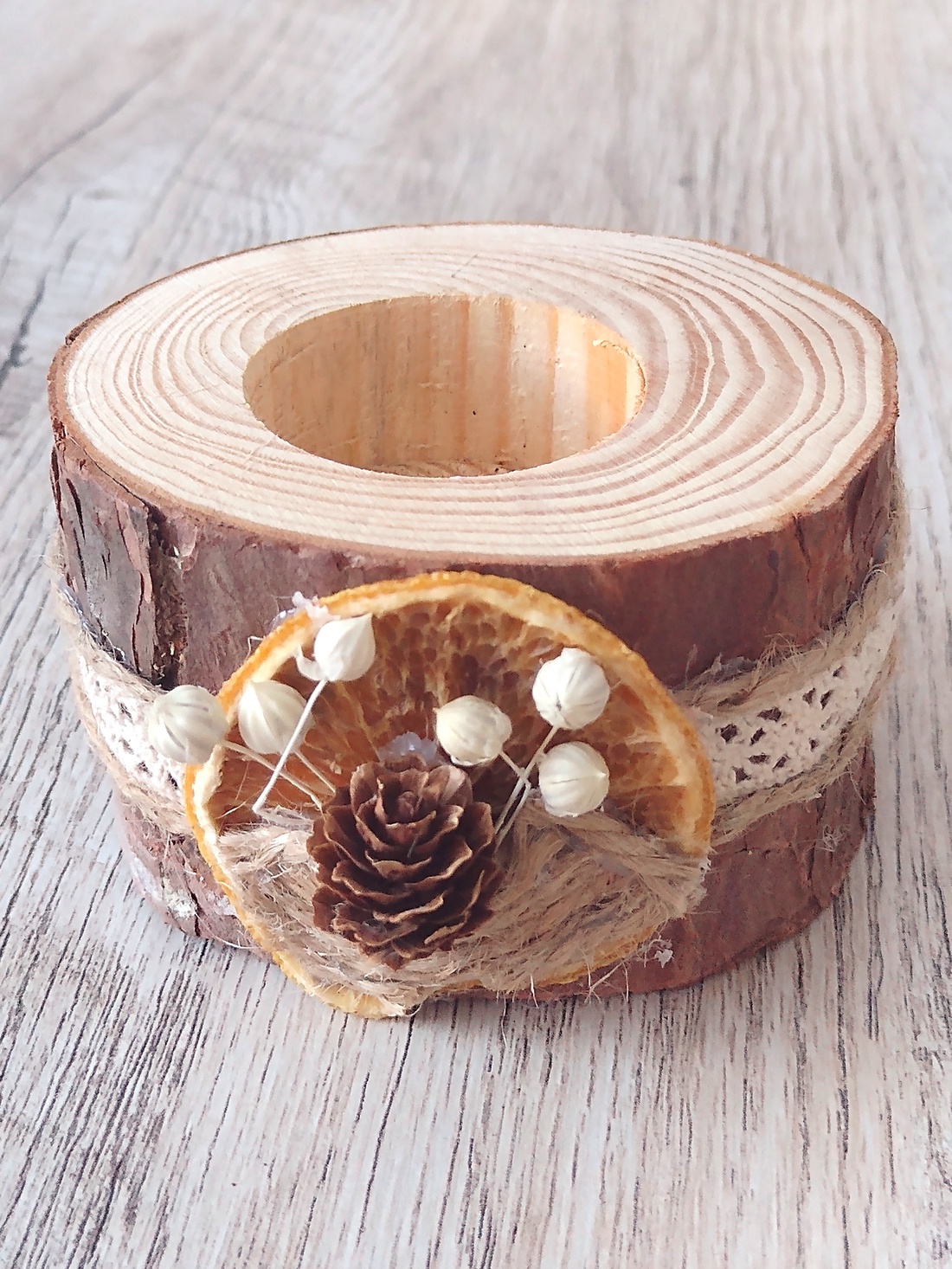 Decorațiune din lemn cu suport pentru lumânare și elemente naturale - casă & stil de viață - lumânări, parfumuri, arome - suport lumânări - Artynos.ro