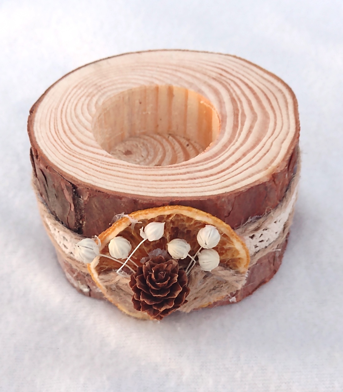 Decorațiune din lemn cu suport pentru lumânare și elemente naturale - casă & stil de viață - lumânări, parfumuri, arome - suport lumânări - Artynos.ro