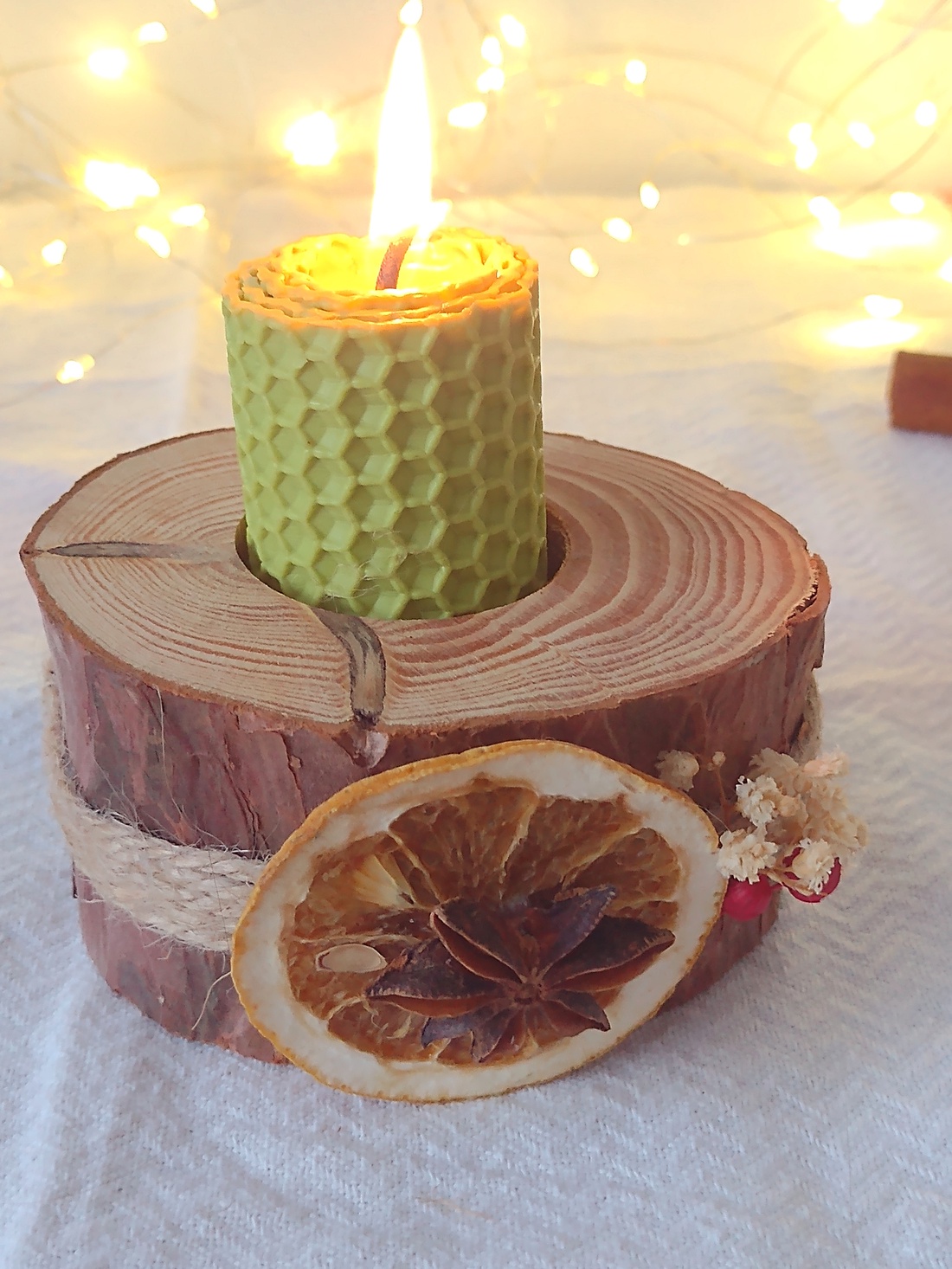 Decorațiune din lemn cu suport pentru lumânare și elemente naturale - crăciun - decorațiuni de crăciun de casă - lumânări parfumate de crăciun - Artynos.ro