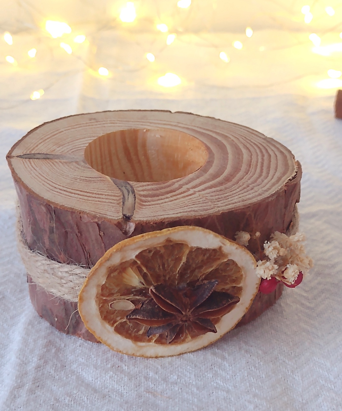 Decorațiune din lemn cu suport pentru lumânare și elemente naturale - crăciun - decorațiuni de crăciun de casă - lumânări parfumate de crăciun - Artynos.ro