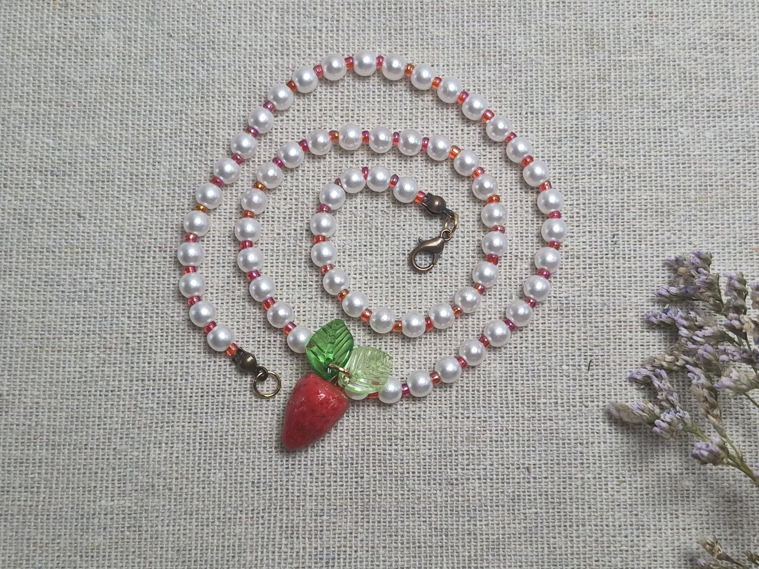 Colier Handmade cu Căpșună - bijuterii - coliere - coliere din mărgele - Artynos.ro