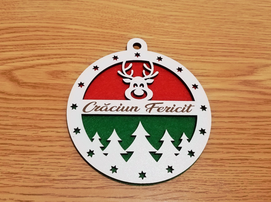  Glob de brad cu text, Craciun Fericit, MDF alb 2.7 mm, diametru 9 cm - crăciun - decorațiuni de crăciun de casă - Artynos.ro