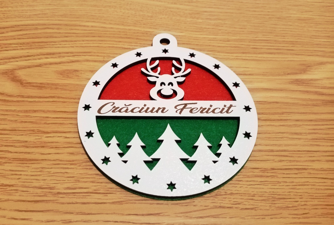  Glob de brad cu text, Craciun Fericit, MDF alb 2.7 mm, diametru 9 cm - crăciun - decorațiuni de crăciun de casă - Artynos.ro