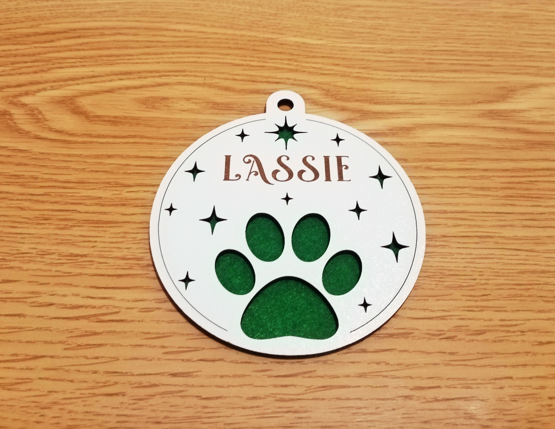 Glob de Craciun cu numele animalului de companie, MDF alb 2.7 mm, diametru 9 cm - crăciun - decorațiuni de crăciun de casă - Artynos.ro