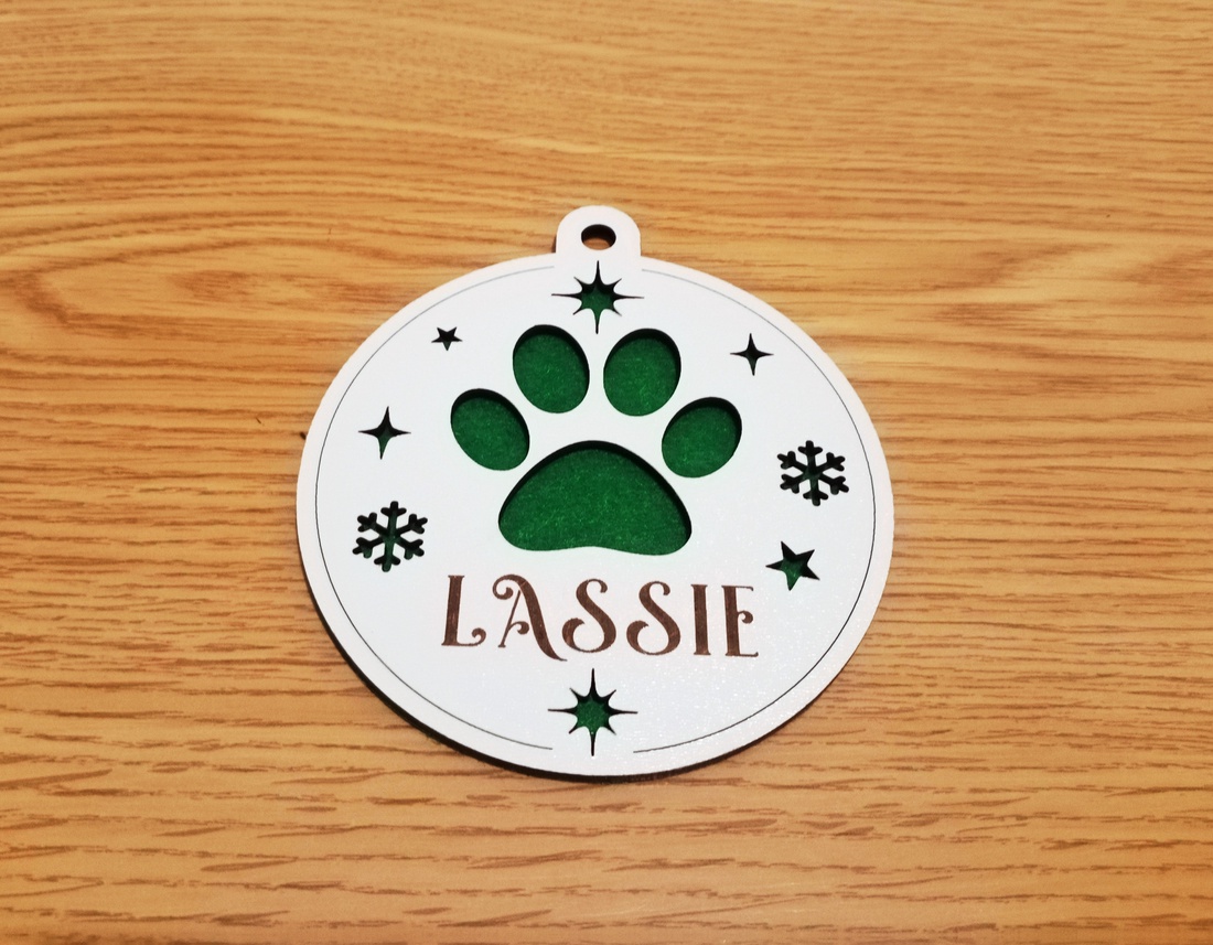 Glob de Craciun cu numele animalului de companie, MDF alb 2.7 mm, diametru 9 cm - crăciun - decorațiuni de crăciun de casă - Artynos.ro