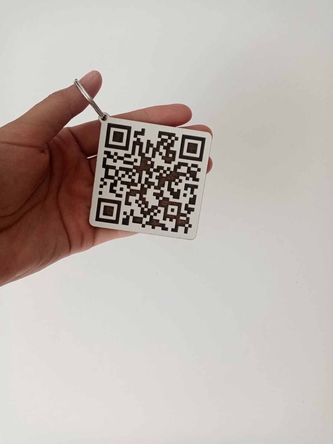 Breloc cod QR pentru afacerea ta - arte vizuale și accesorii  - fotografie - fotografie evenimente - Artynos.ro