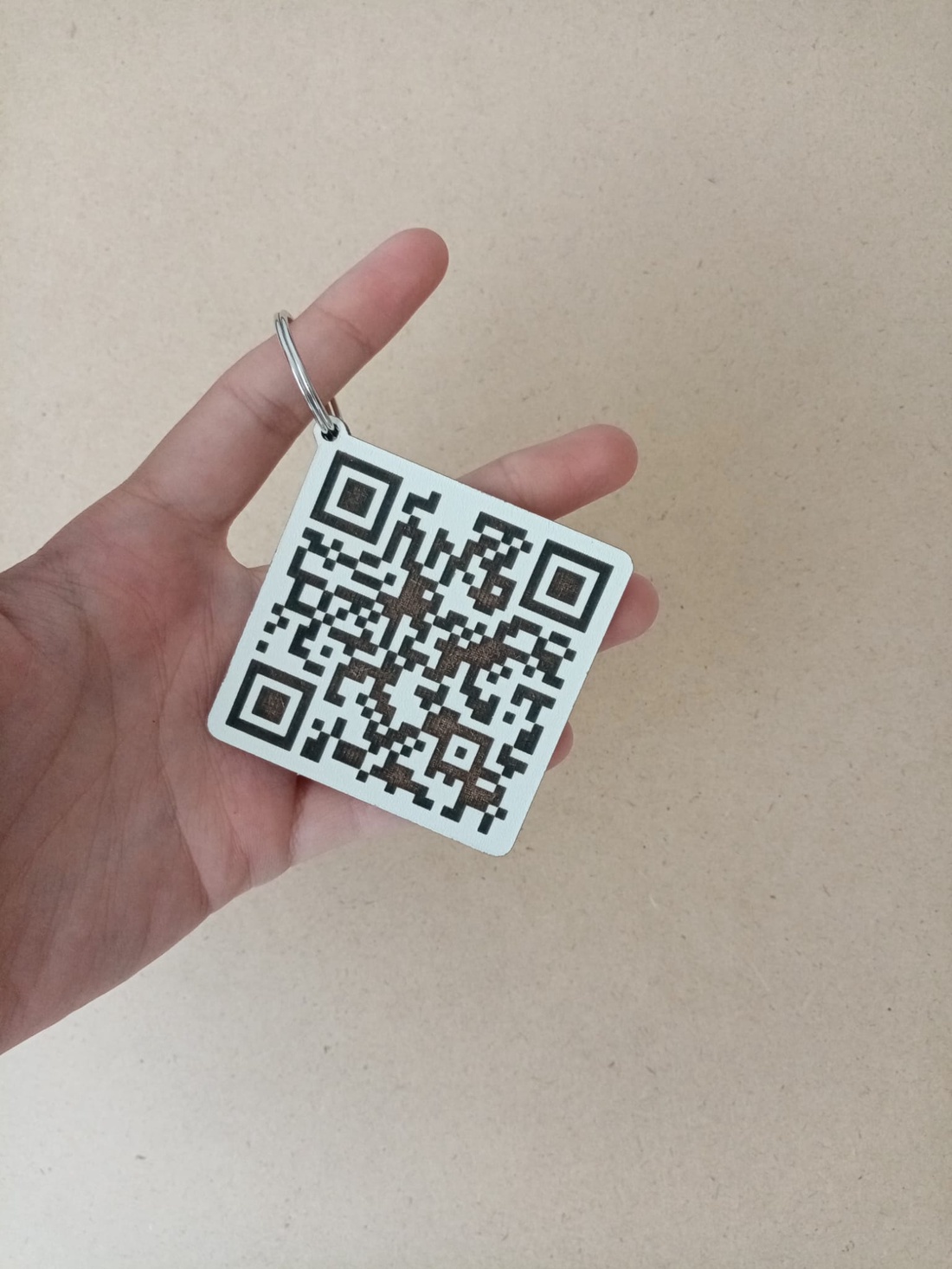 Breloc cod QR pentru afacerea ta - arte vizuale și accesorii  - fotografie - fotografie evenimente - Artynos.ro