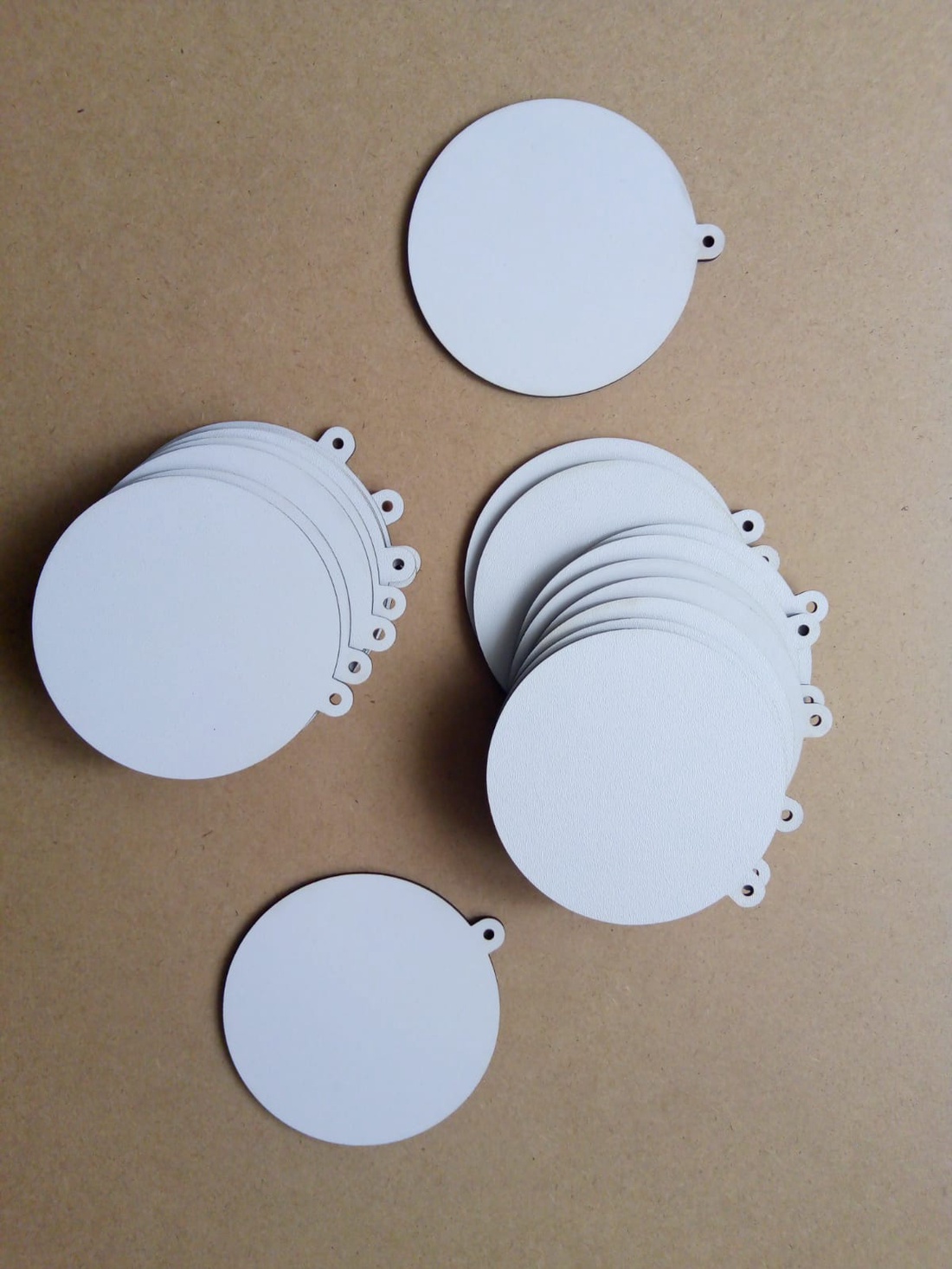 Set 30 blank-uri glob de Craciun pentru decorat, HDF alb 3 mm, diametru 9 cm - crăciun - decorațiuni de crăciun de casă - globuri de crăciun - Artynos.ro